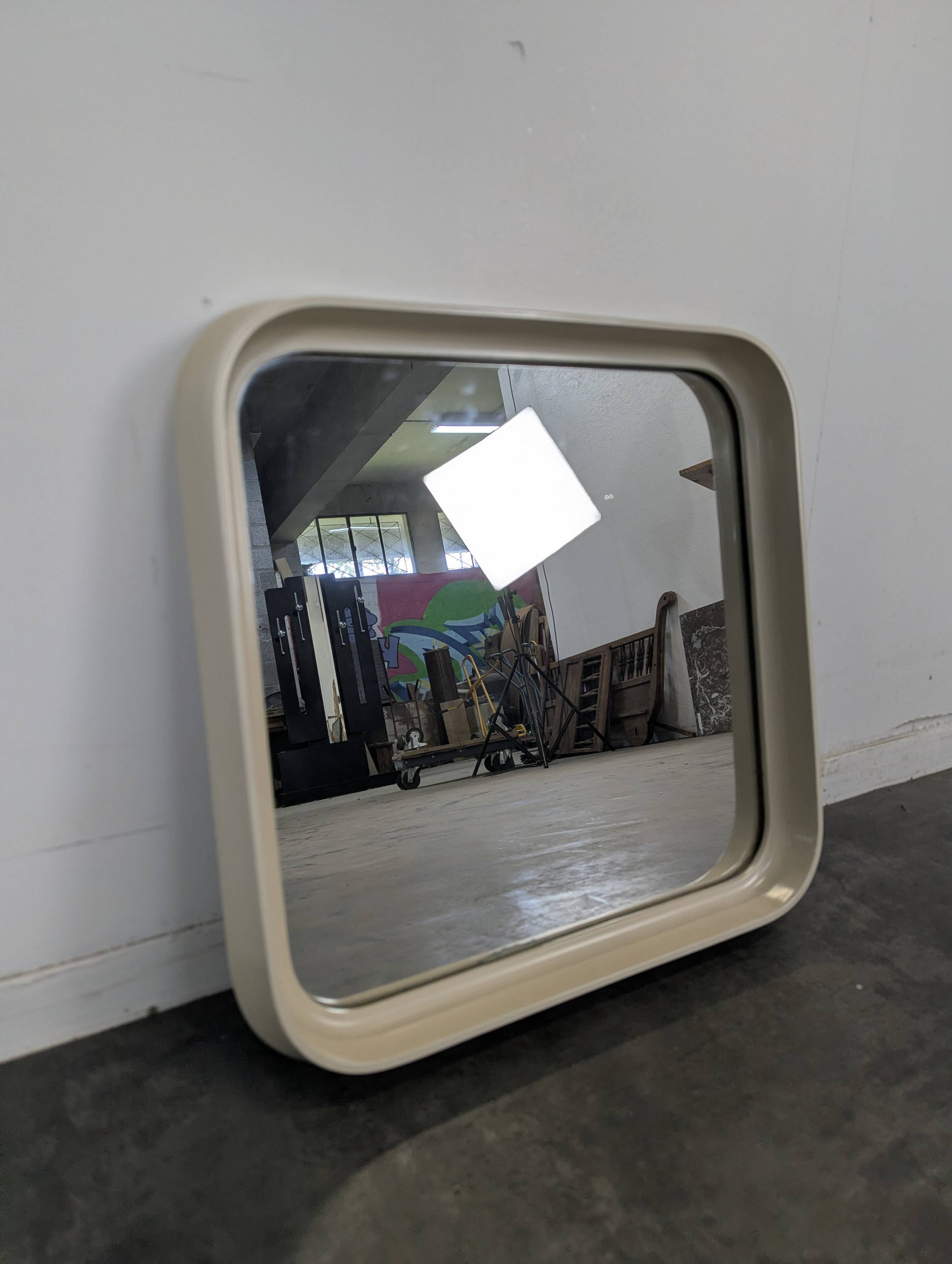 Square Italian mirror in resin