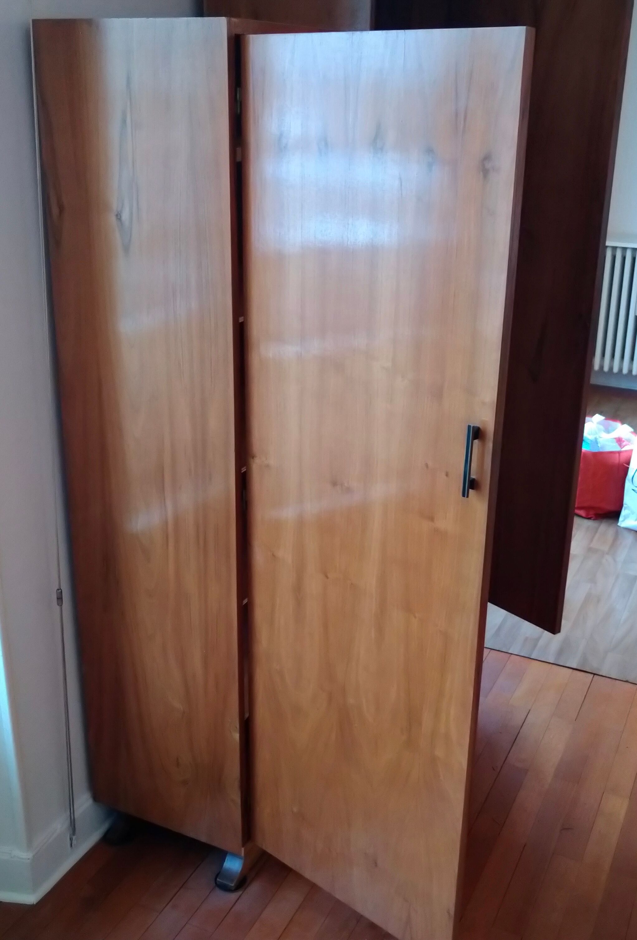 Asymmetrical cabinet