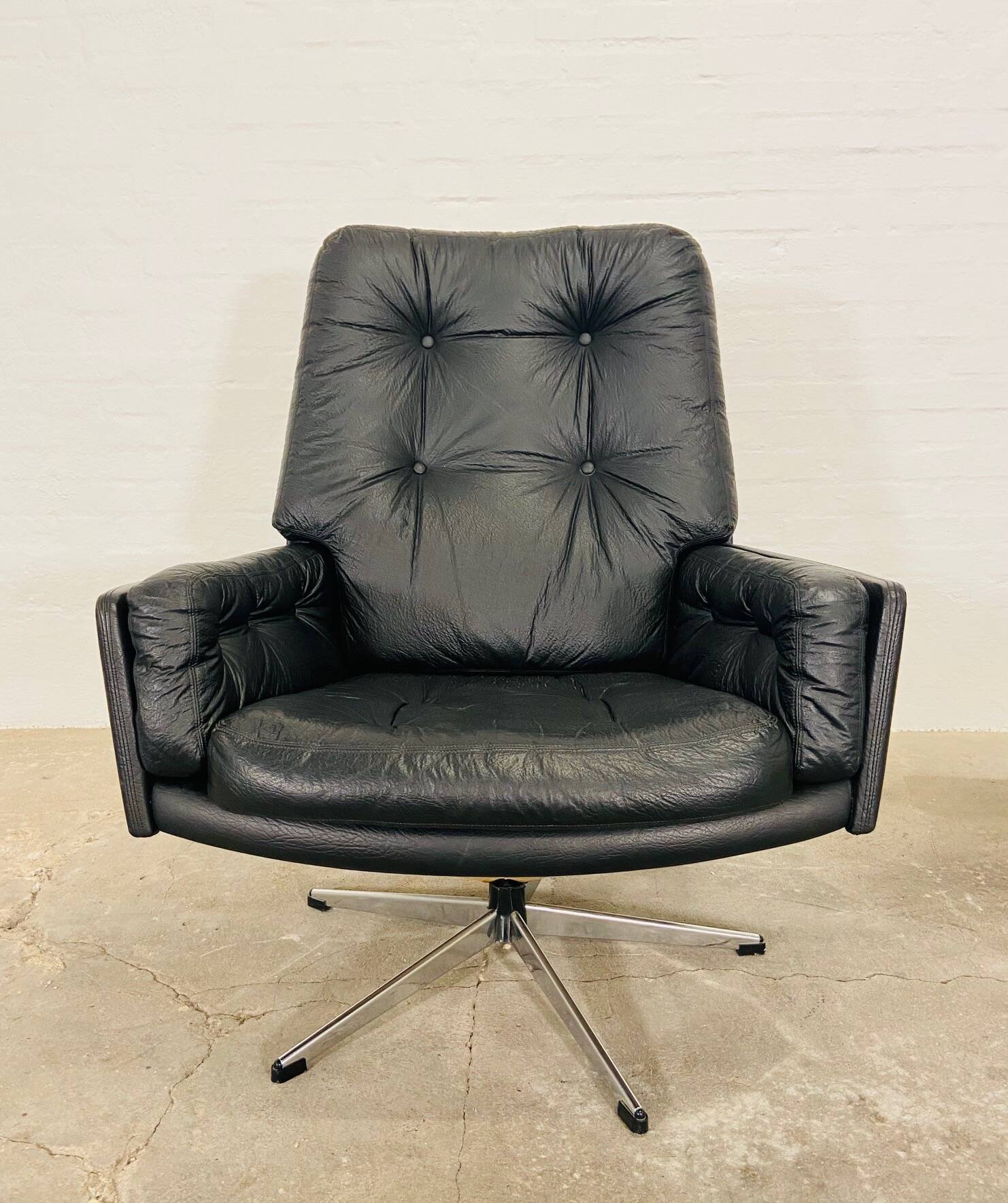 VINTAGE DANISH MID-CENTURY SVEND SKIPPER SWIVEL CHAIR IN BLACK LEATHER