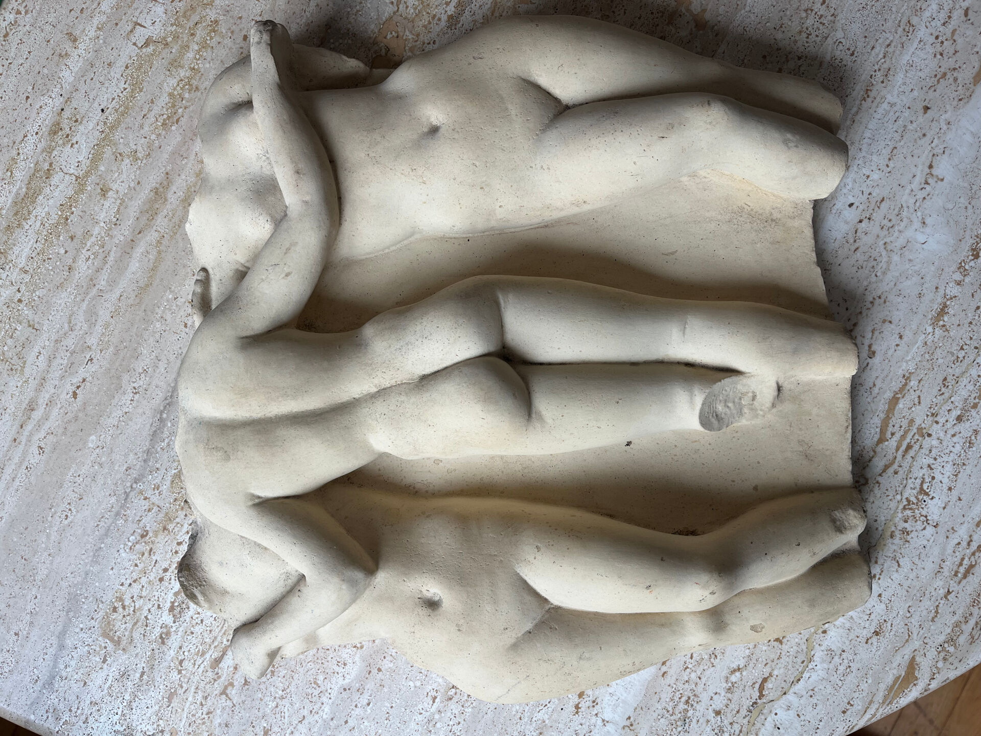 Bas-relief en plâtre patiné