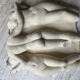 Bas-relief en plâtre patiné