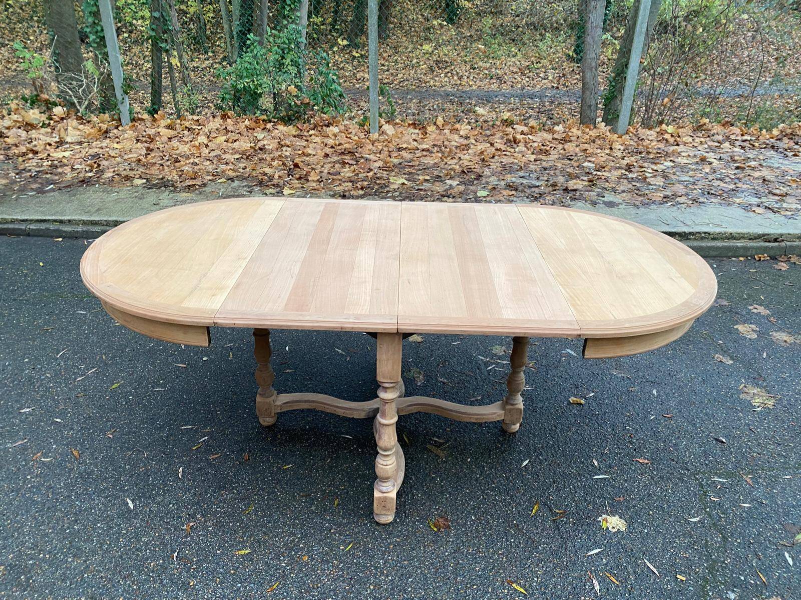Extendable round farmhouse dining table restored in solid oak from the 19th century