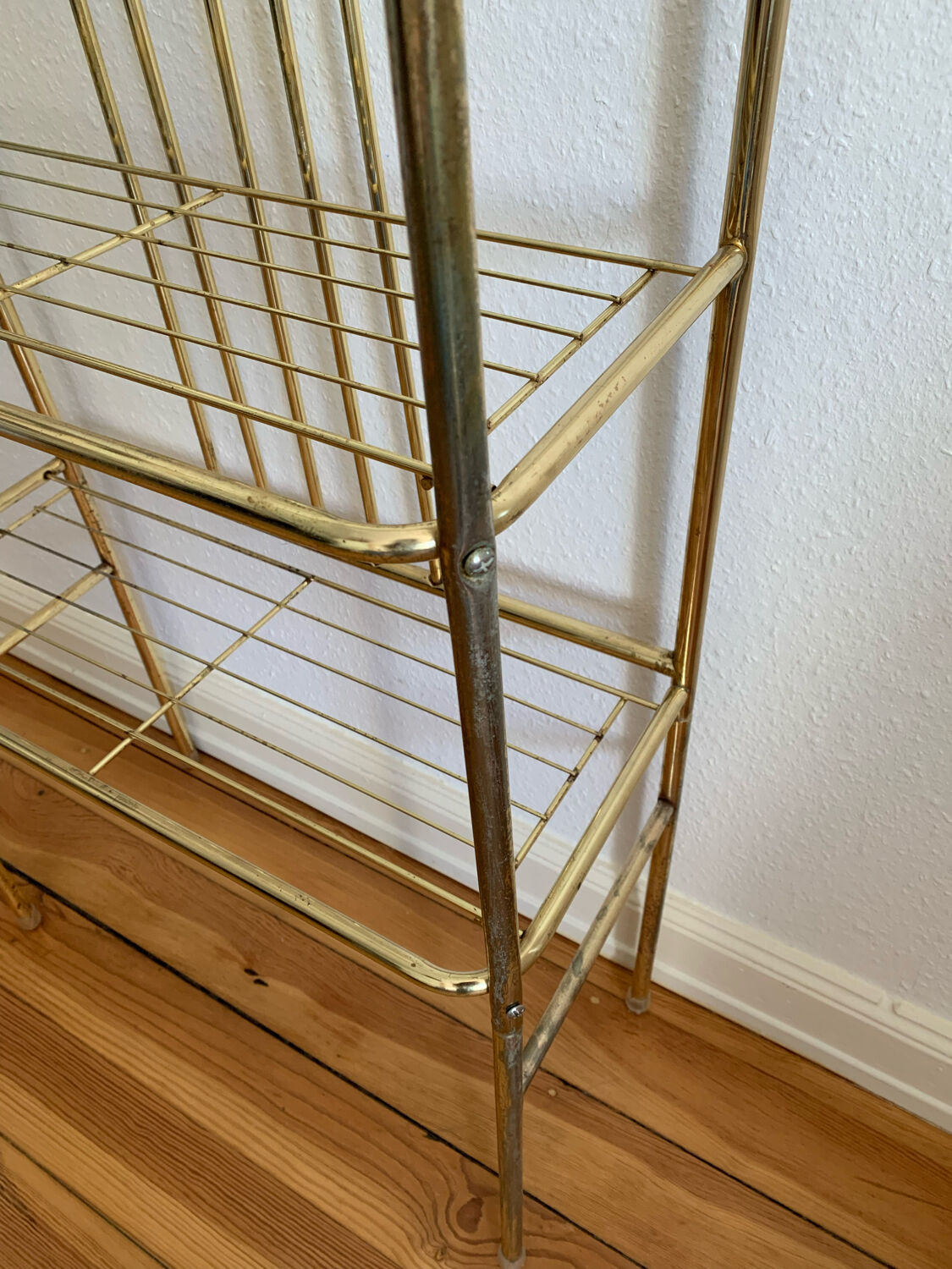 Gilded metal grid shelf in the shape of a vaulted arch