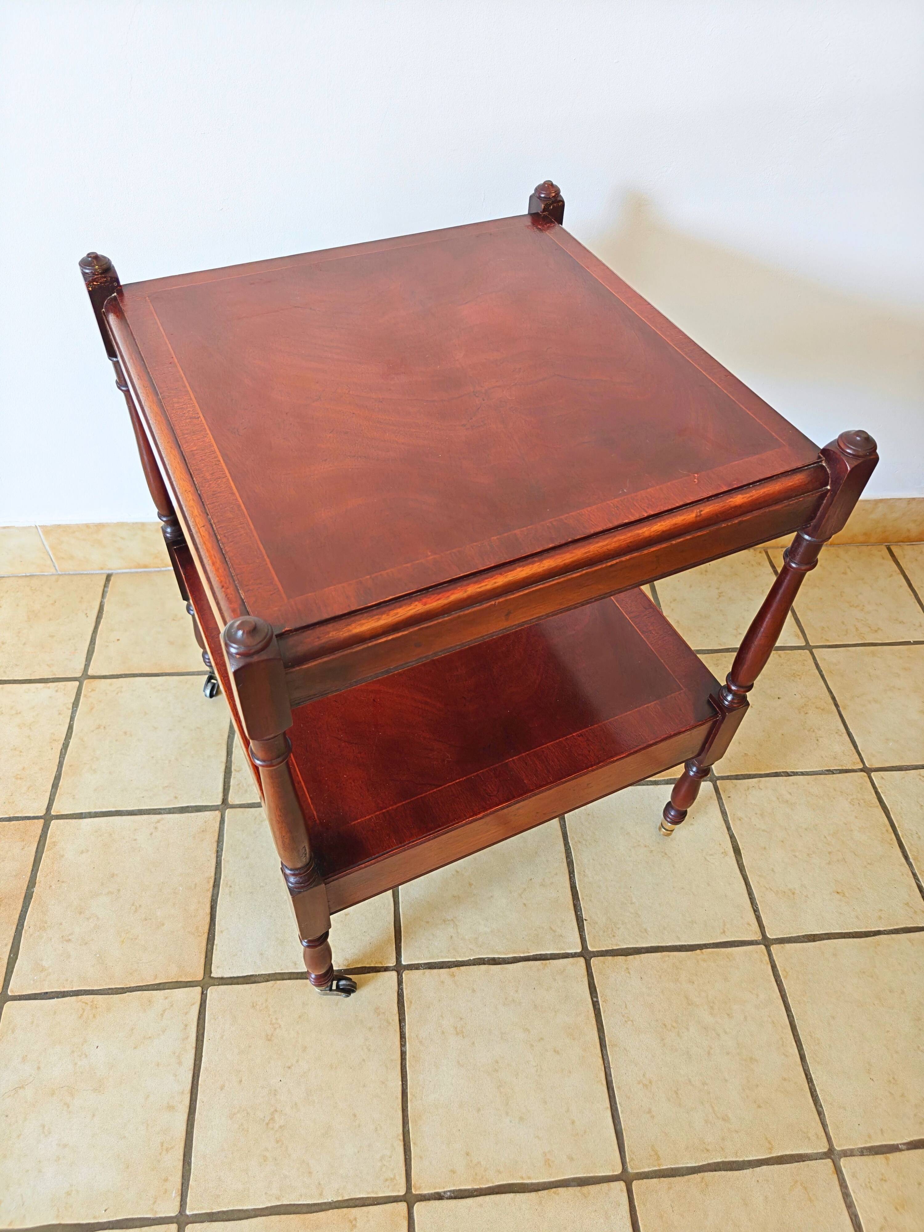 Table d'appoint en if par Bradley England