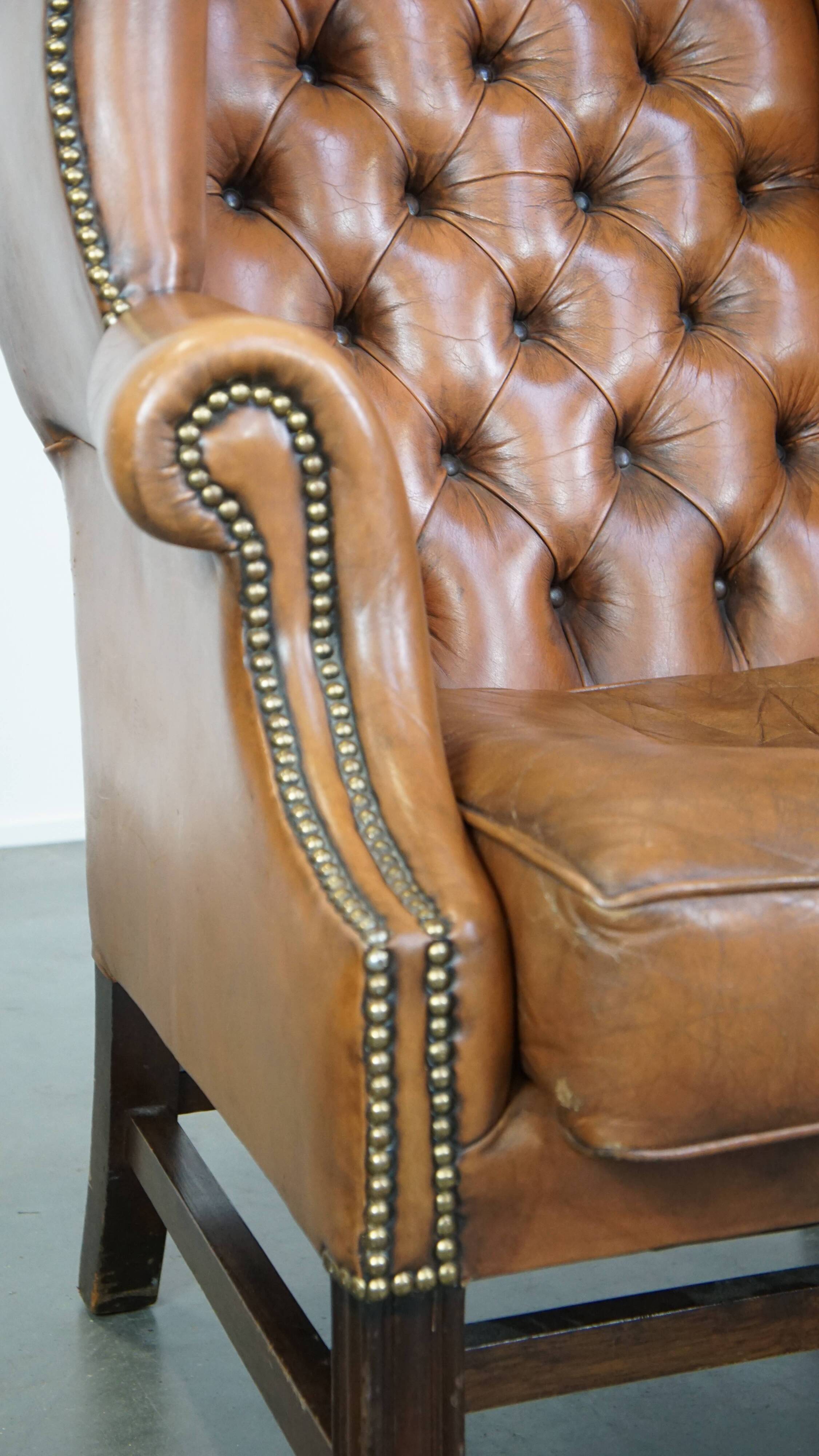 Fauteuil Chesterfield anglais classique en cuir de vachette couleur cognac clair