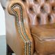 Fauteuil Chesterfield anglais classique en cuir de vachette couleur cognac clair