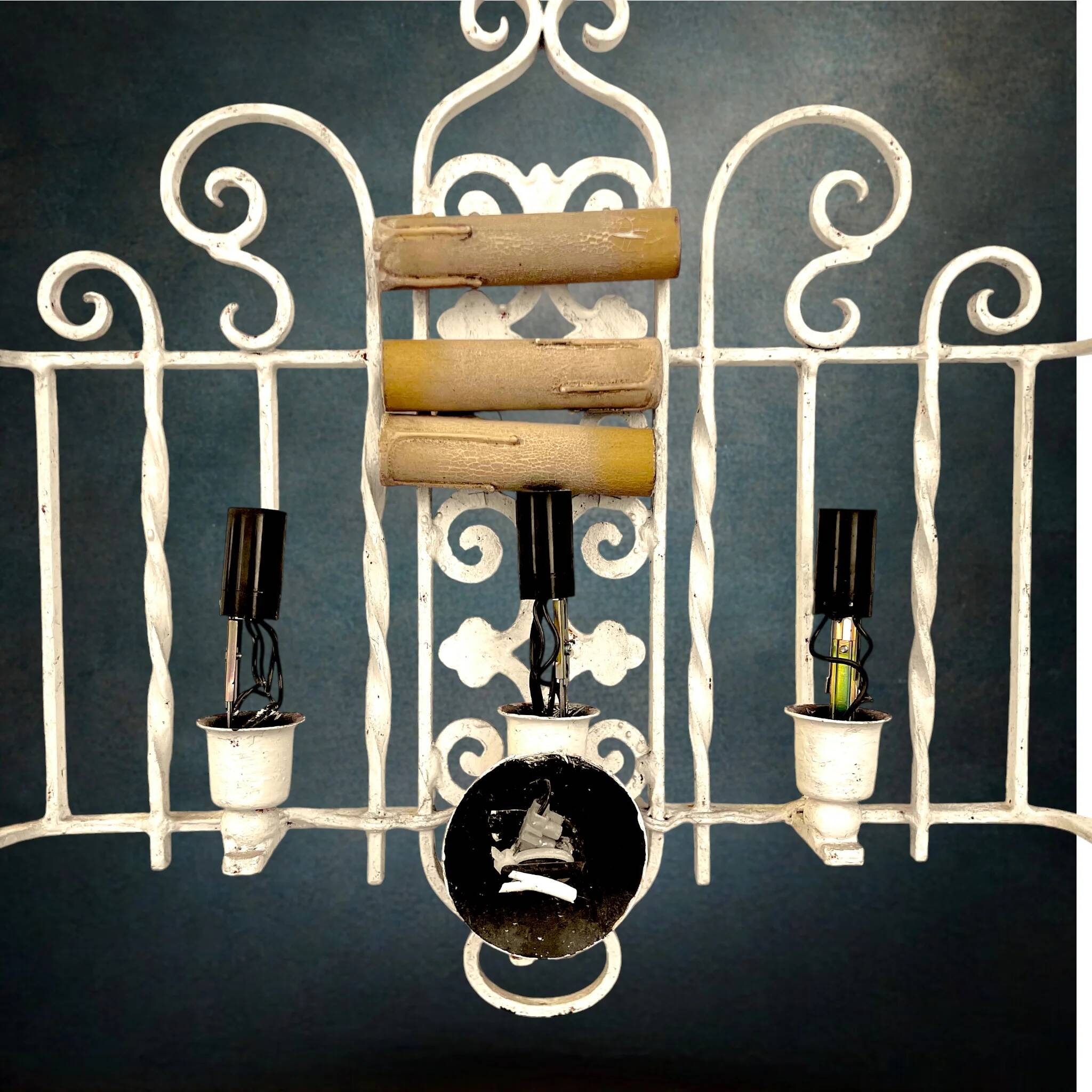 Vintage triple wall sconce in white wrought iron with fleur-de-lis, electrified – 1950s 60s.