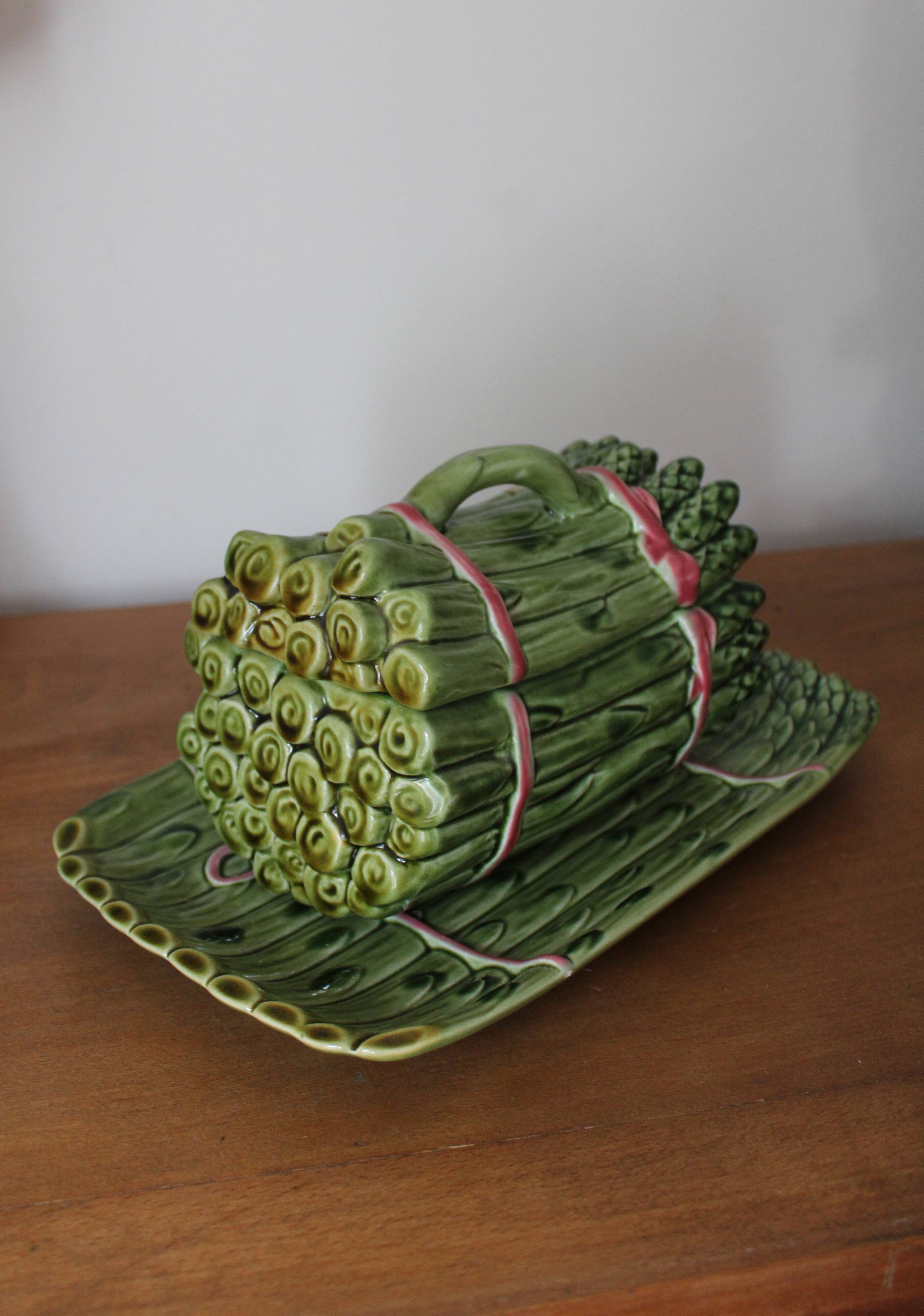 Saucer in the shape of asparagus