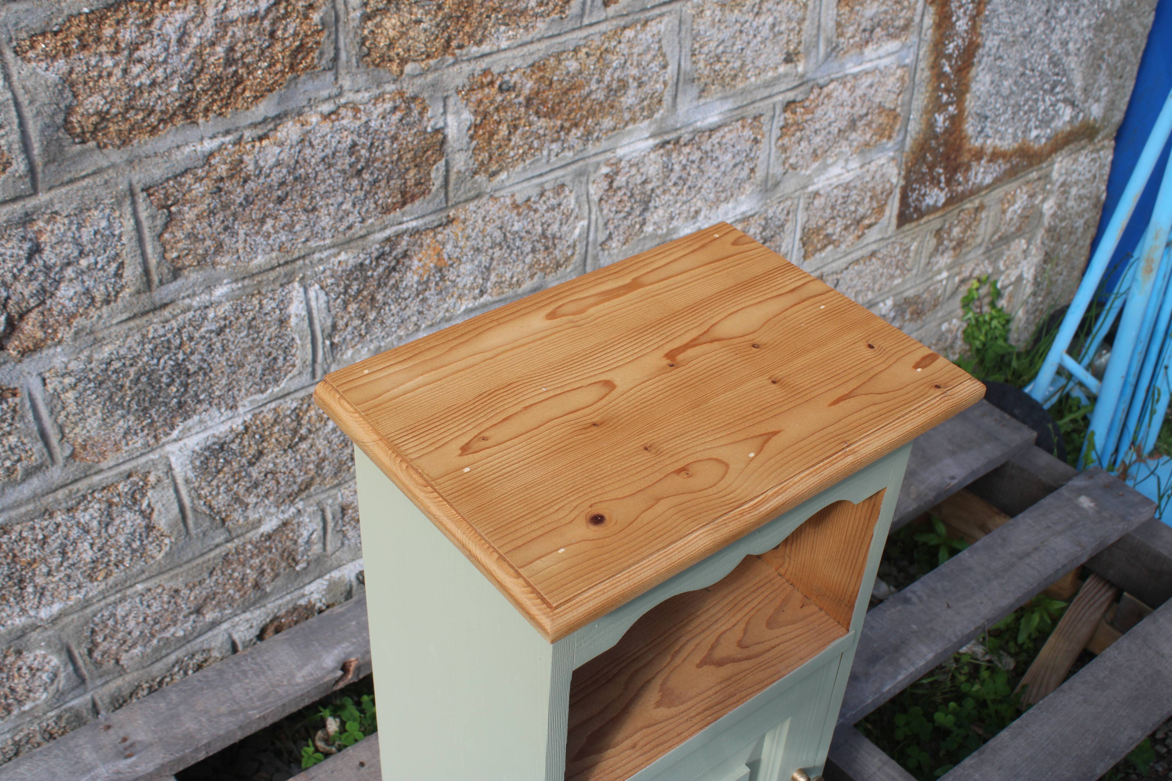 Chevet vintage en pin rénové – Vert Lézard Pure & Paint – Plateau bois natu
