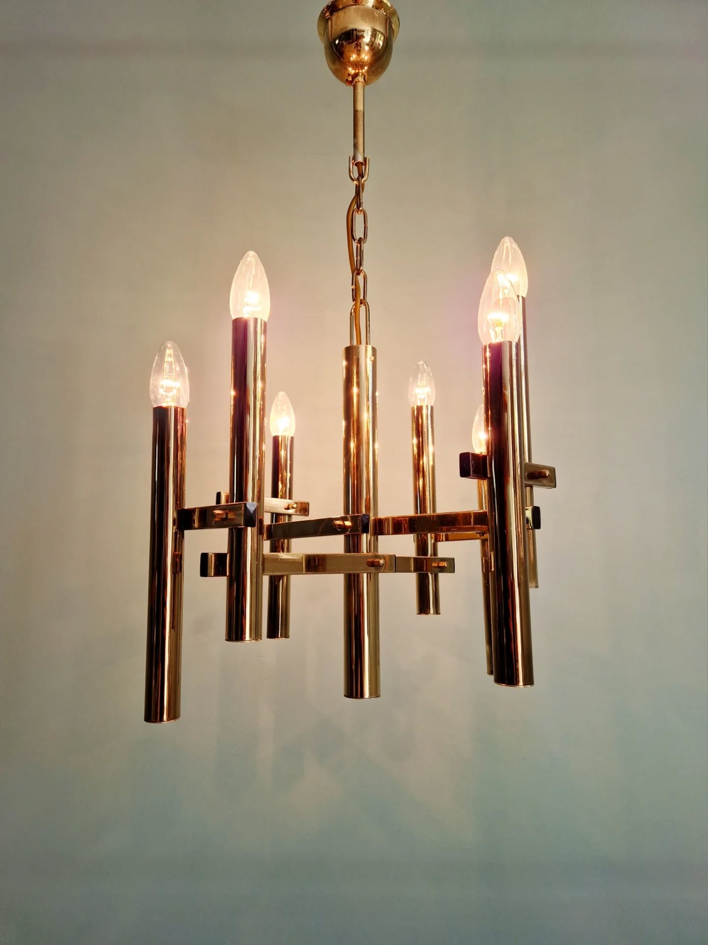 Geometric brass chandelier, Hollywood Regency, design by G. Sciolari, 1970.