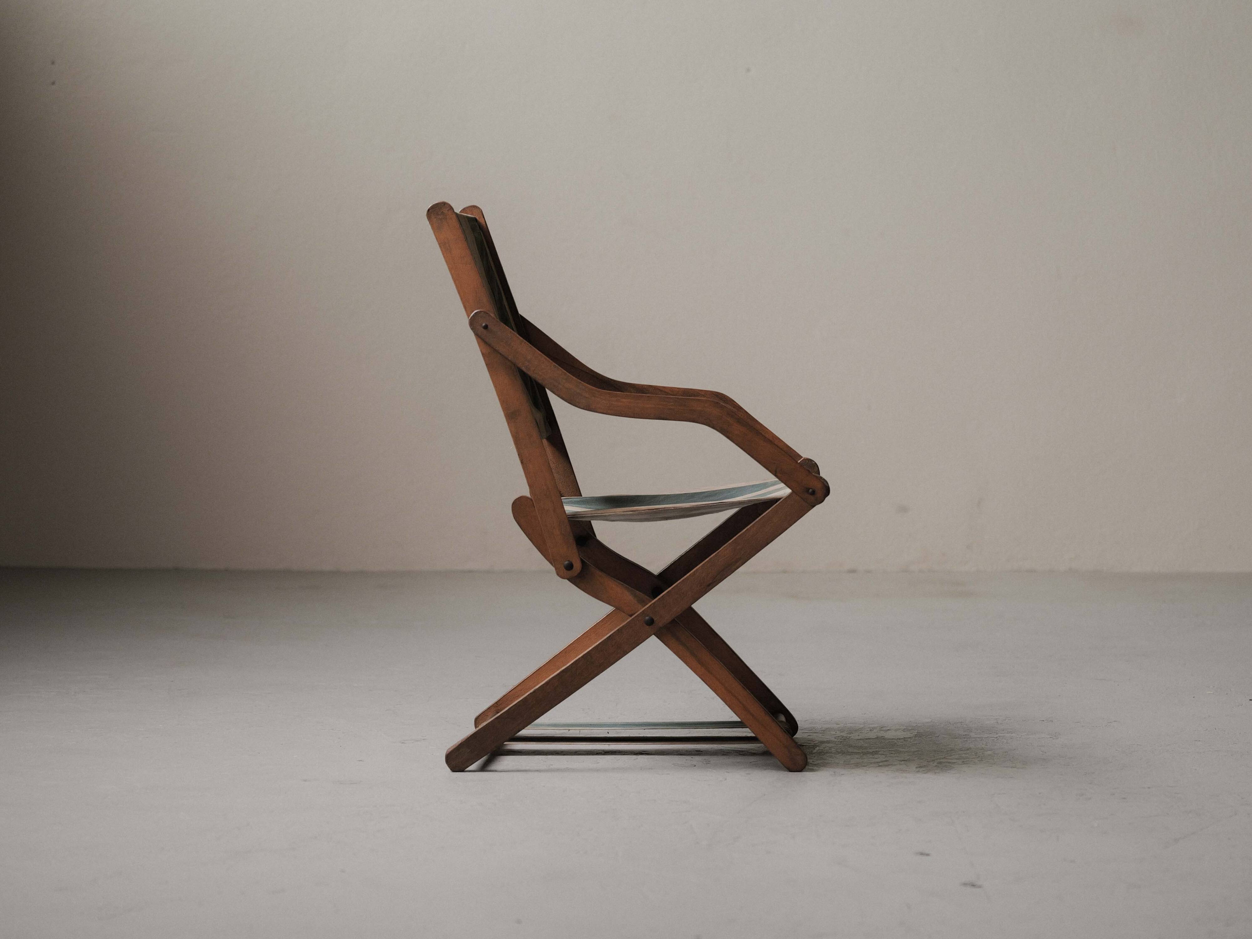 Foldable chair in solid wood and striped fabric, circa 1900.