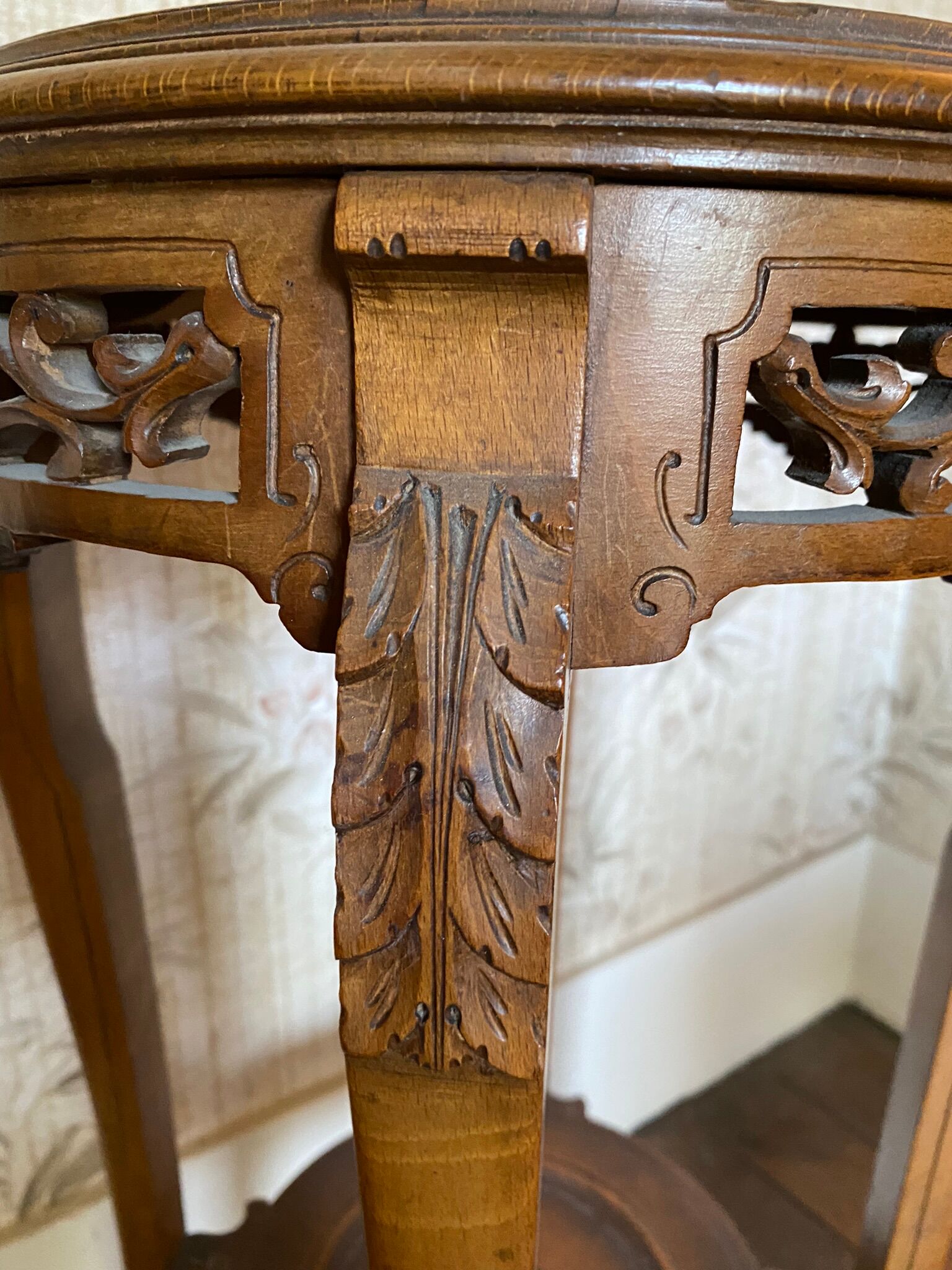 Fifth wheel / Carved wooden plant door with double top - brown marble around 1900