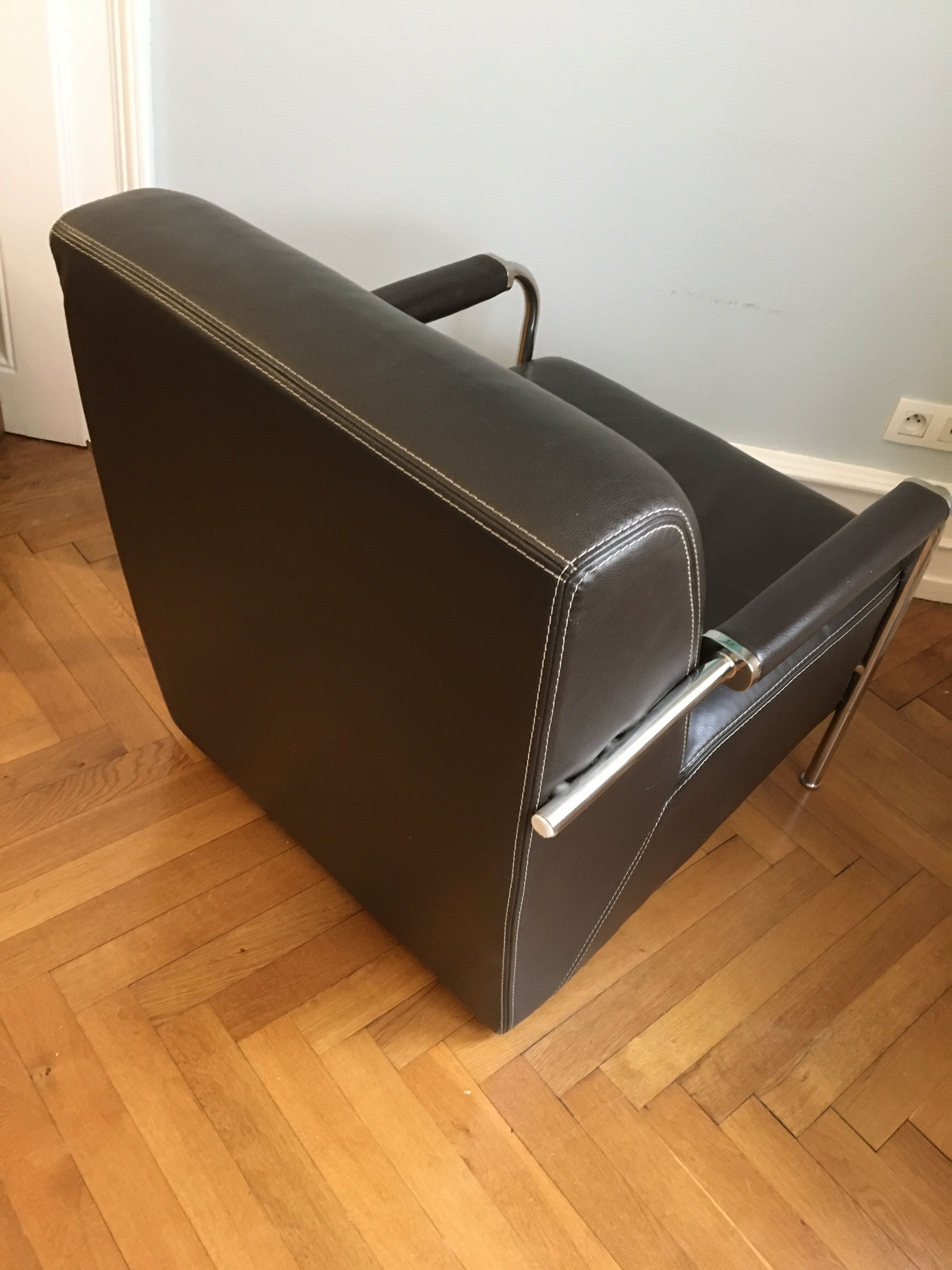 Fauteuil en cuir marron industriel
