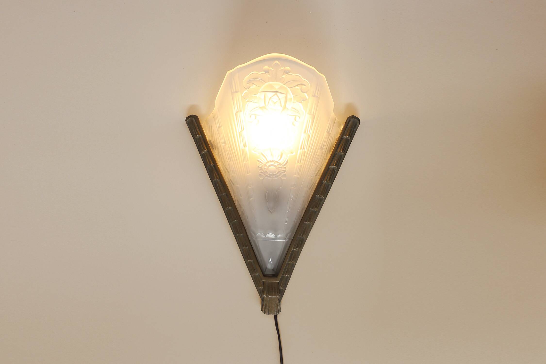 French Art Deco wall scone with frosted molded-pressed glass shade, 1920s