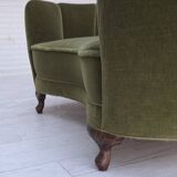 Canapé 2 places incurvé danois des années 1960, revêtement en velours vert, pieds en chêne.