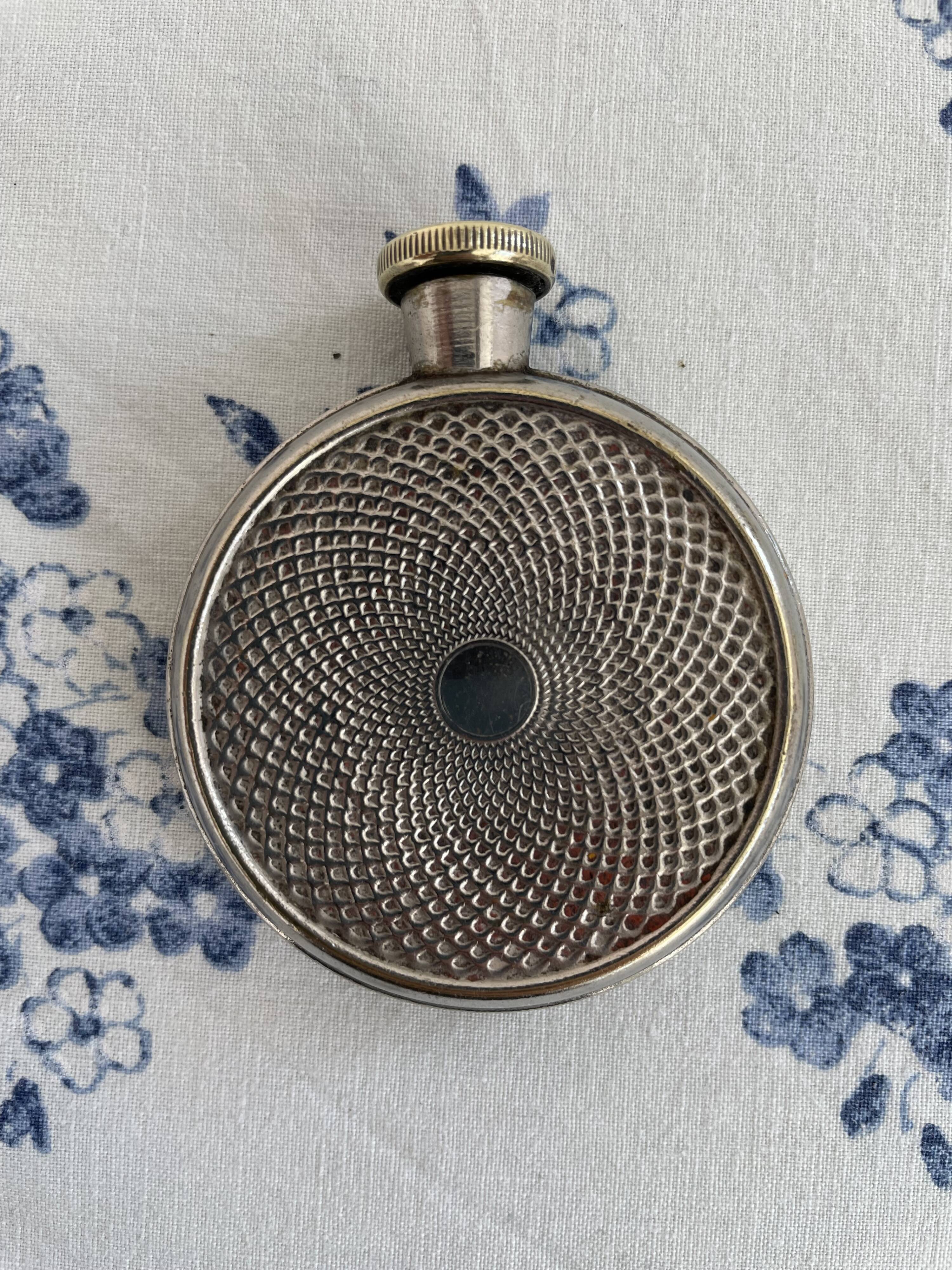 Art Deco flask in silver-plated metal, spiral guilloché decoration, DR marking