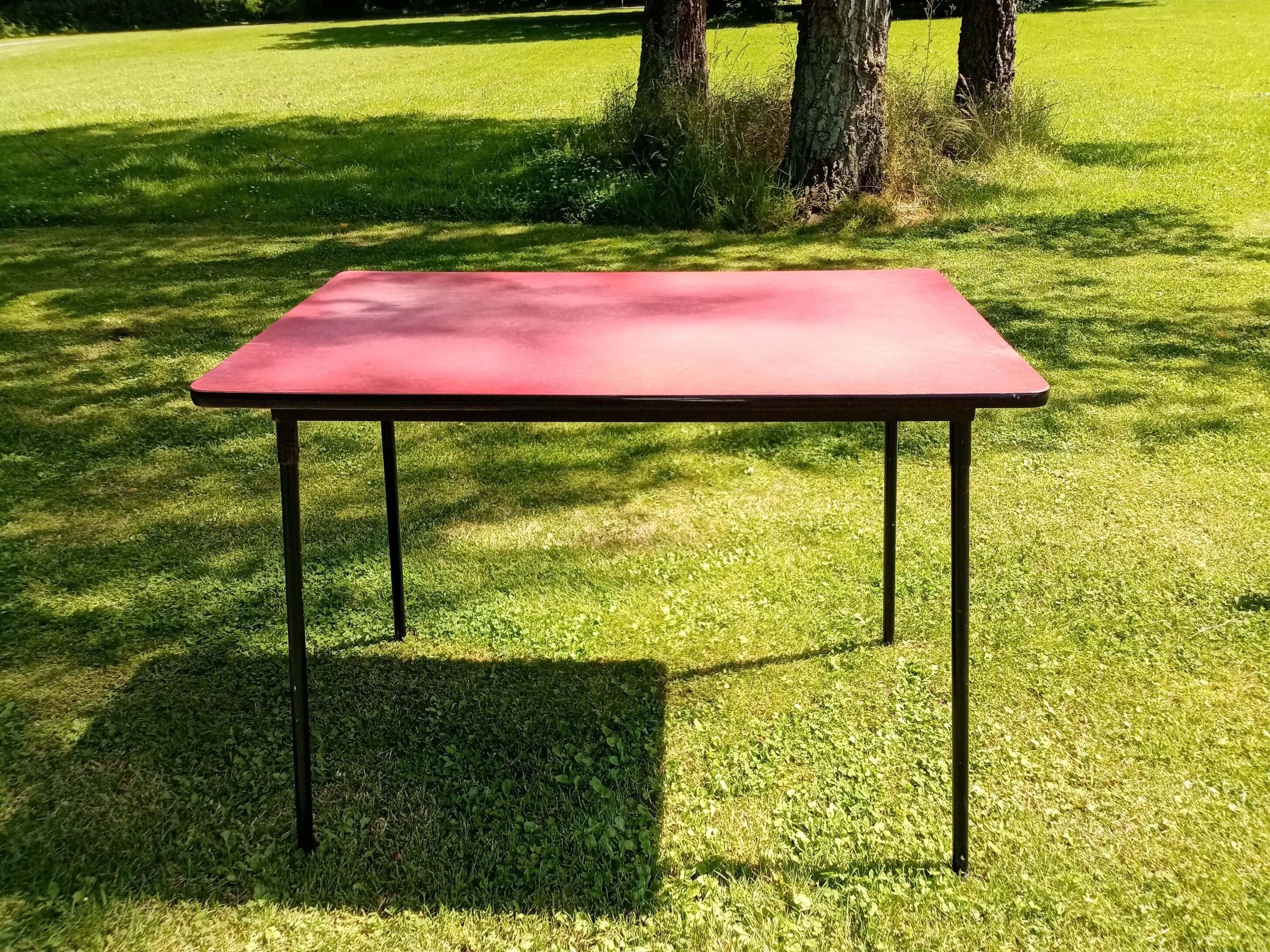 Table and its four chairs in Red formica