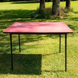 Table and its four chairs in Red formica
