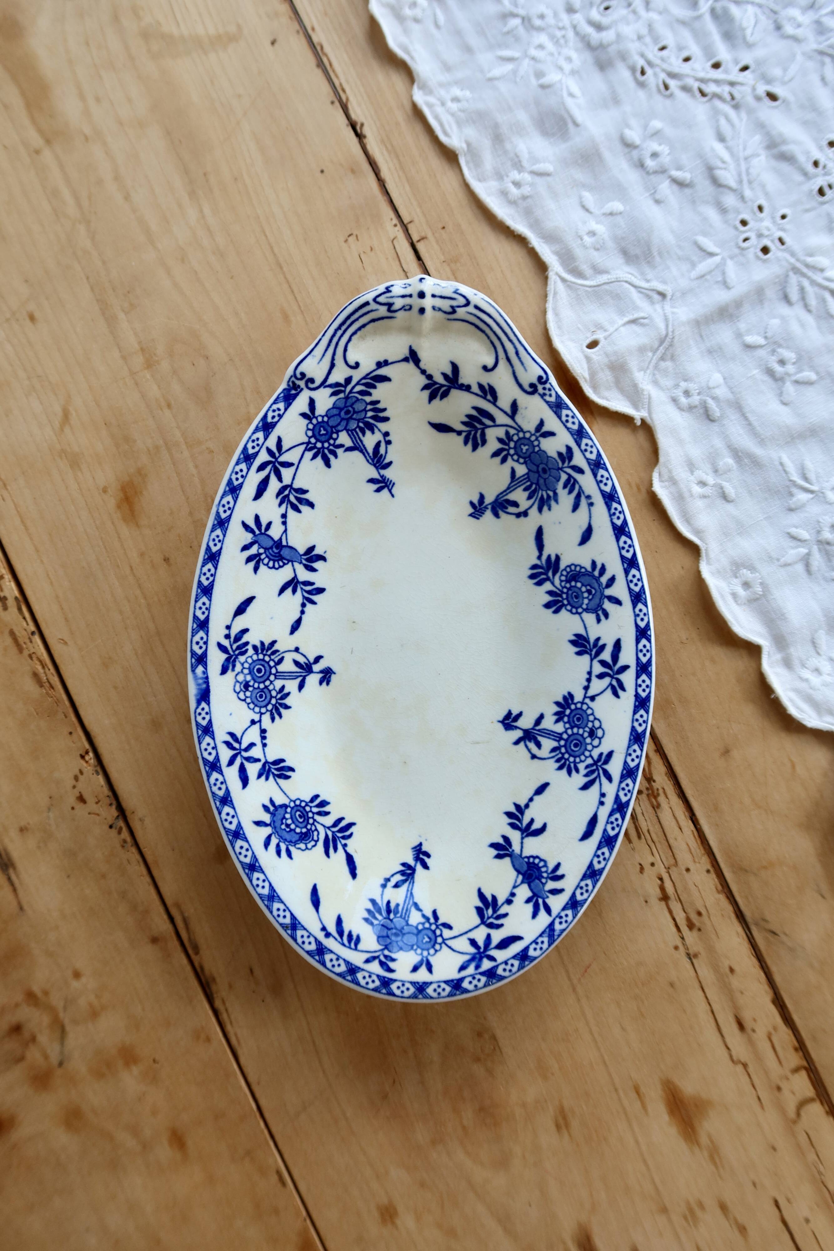 Ravier ancien porcelaine de Dresde bleu blanc – Plat à hors-d'œuvre baroque