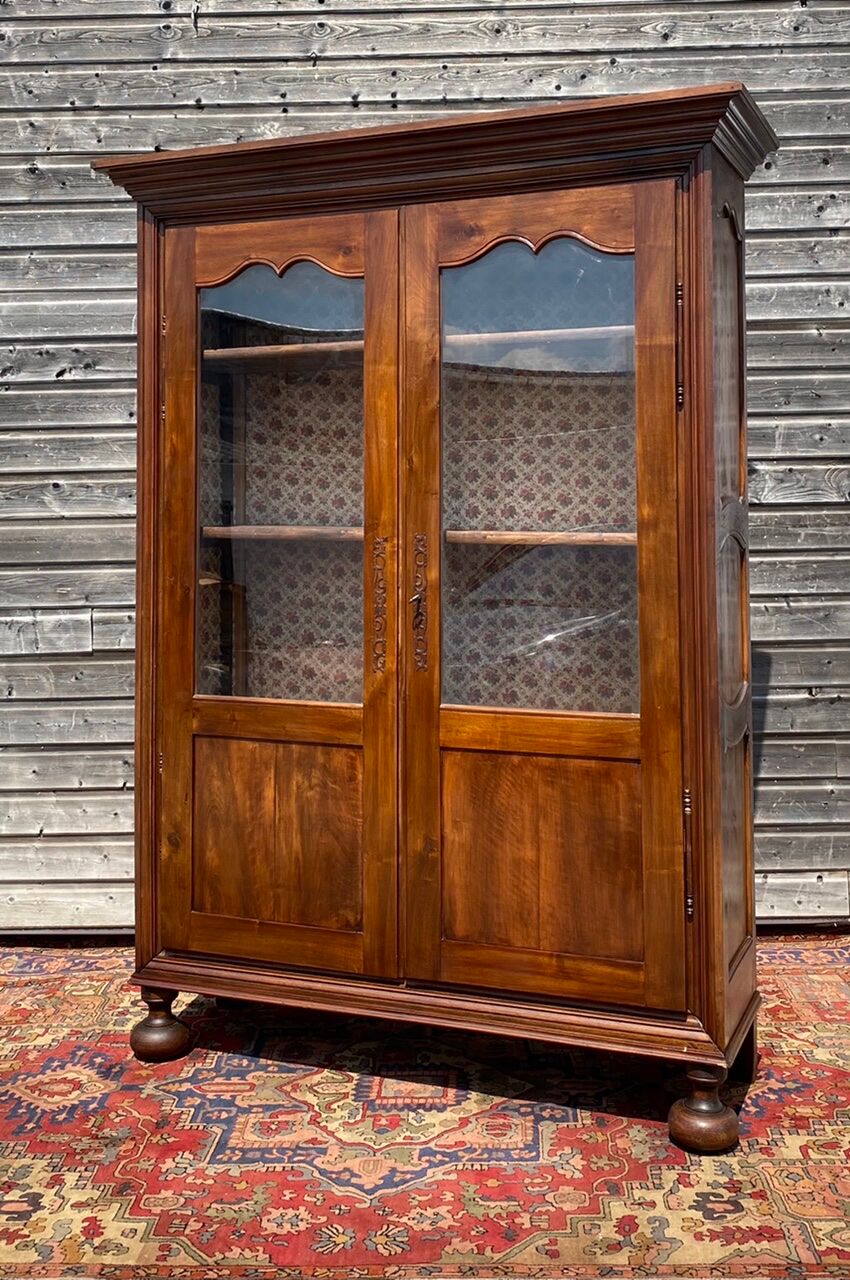 Vitrine en noyer d’époque restauration XIX eme siècle