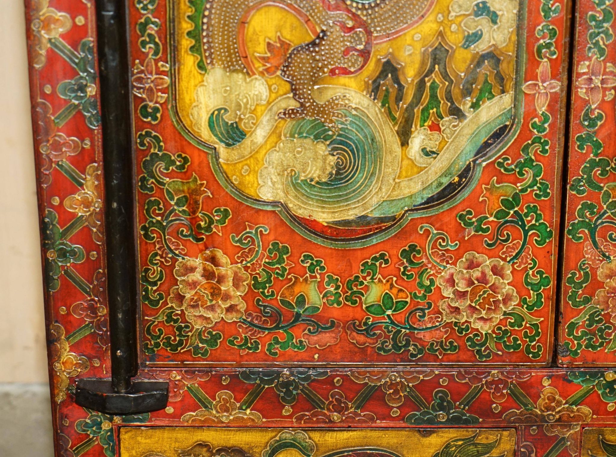 Armoire chinoise vintage peinte avec pagode et tiroirs