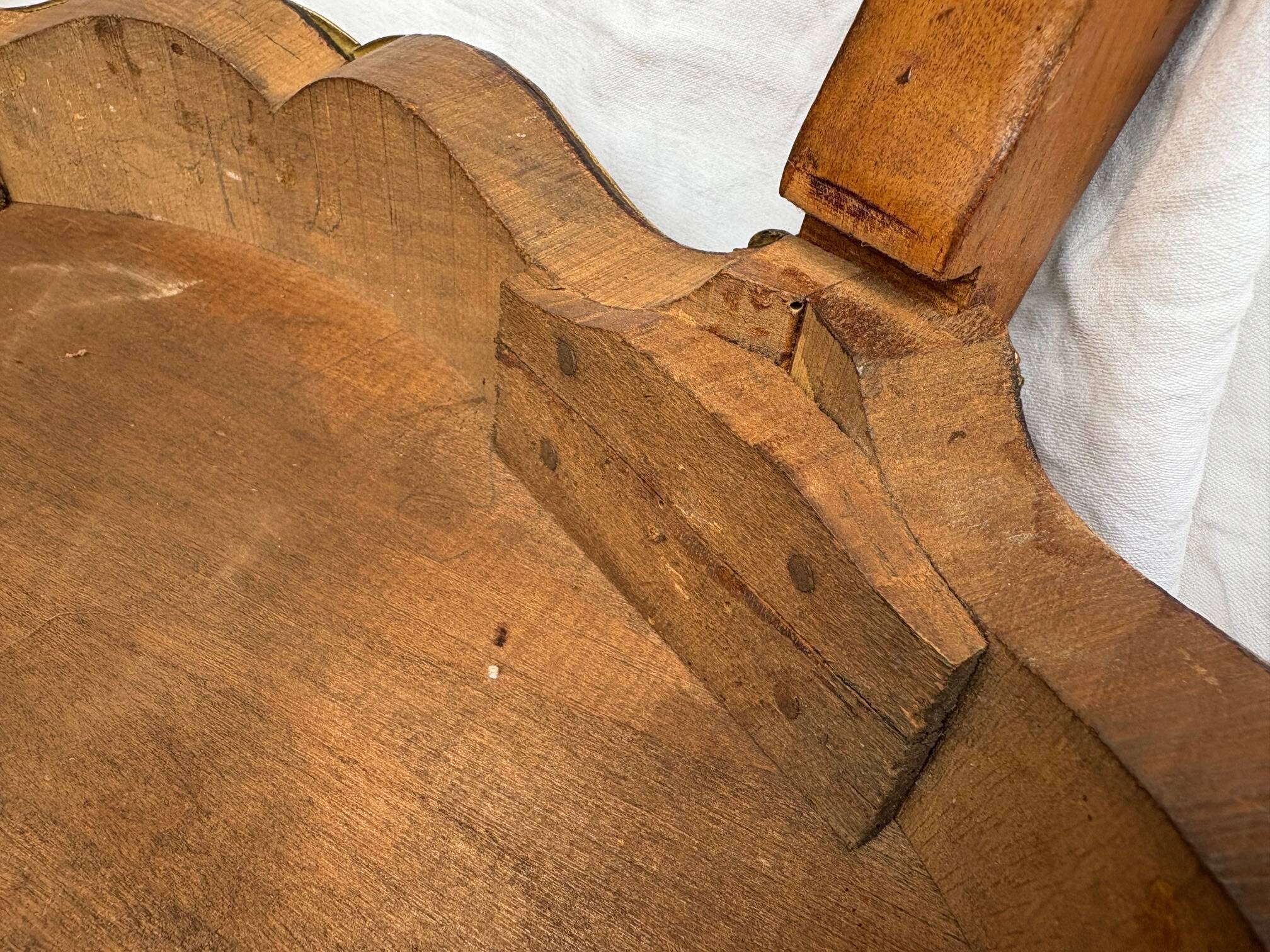 Guéridon ancien Louis XV – marbre rosé et laiton doré – fin XIXᵉ siècle