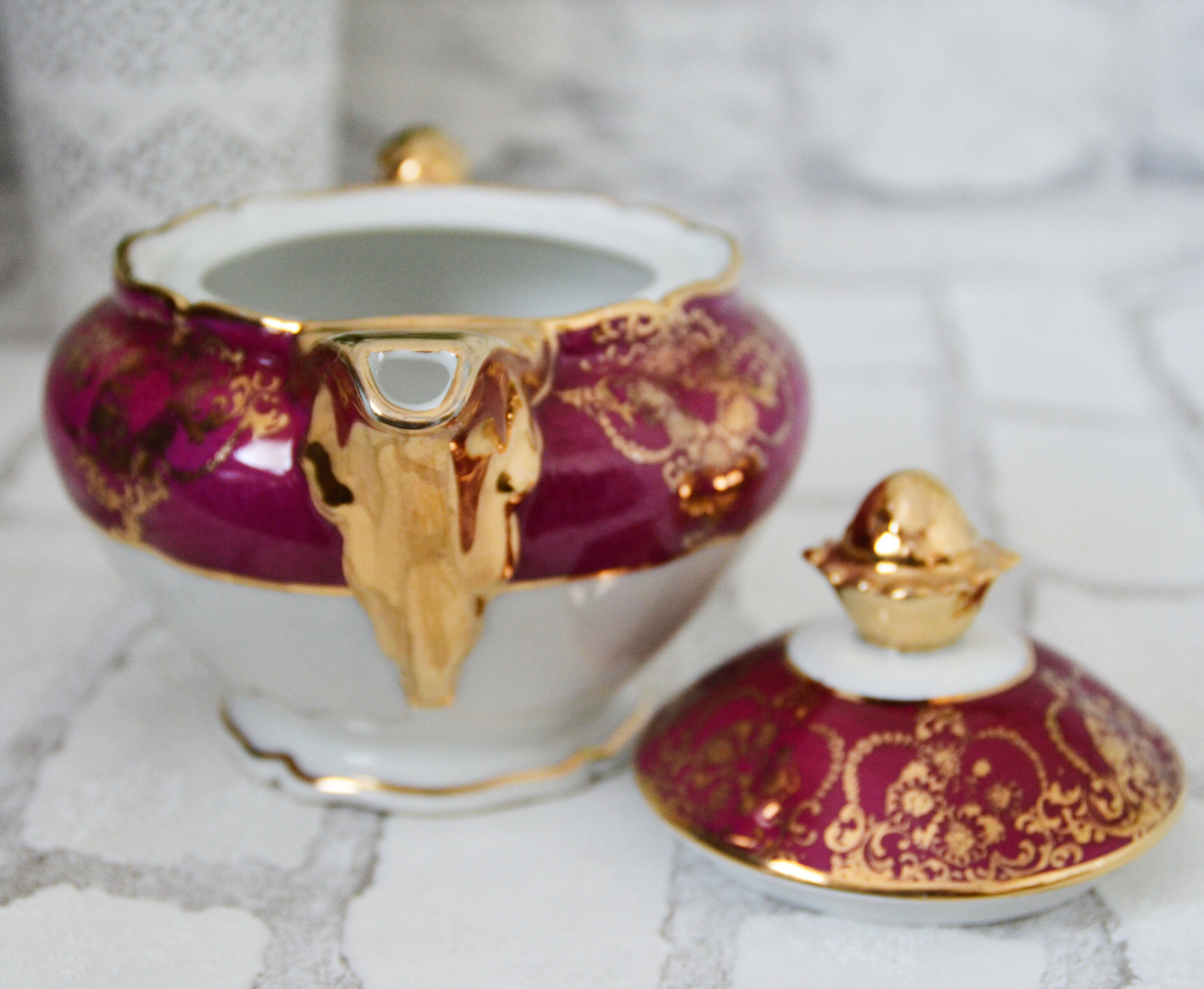 Teapot in Limoges porcelain, burgundy and gold