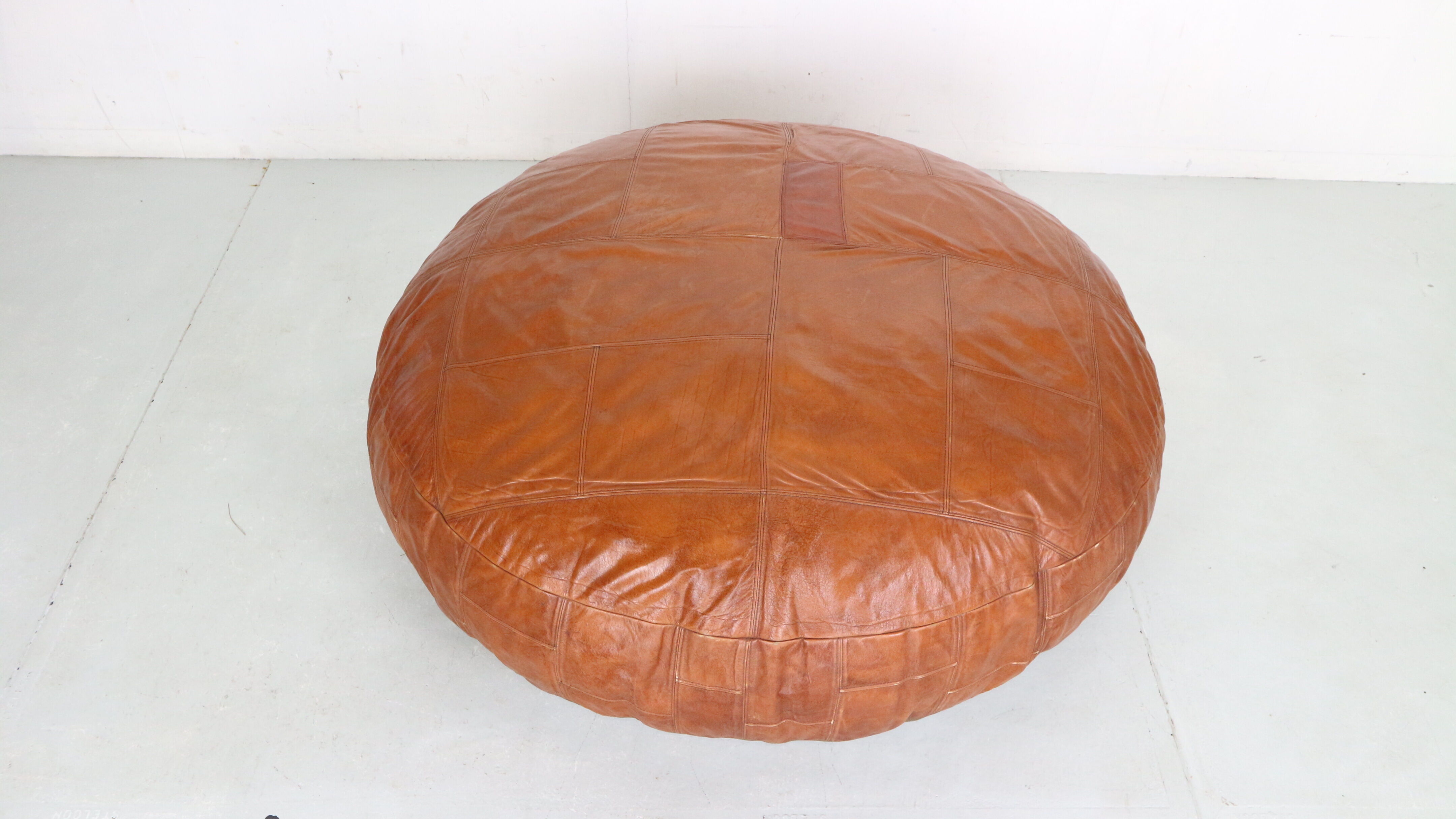 Pouf en cuir de couleur cognac 1960