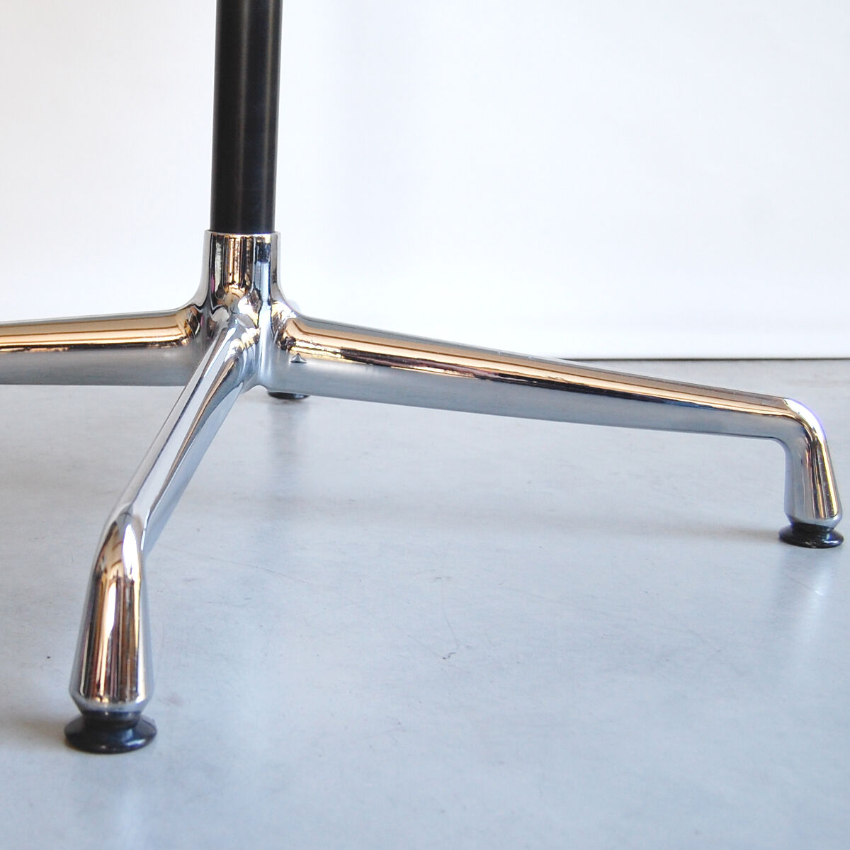 Contract Quadra dining table by Charles and Ray Eames for Vitra