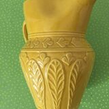 Petit pichet jaune ancien estampillé Digoin, numéroté 7315. Motifs en relief fleurs et feuilles