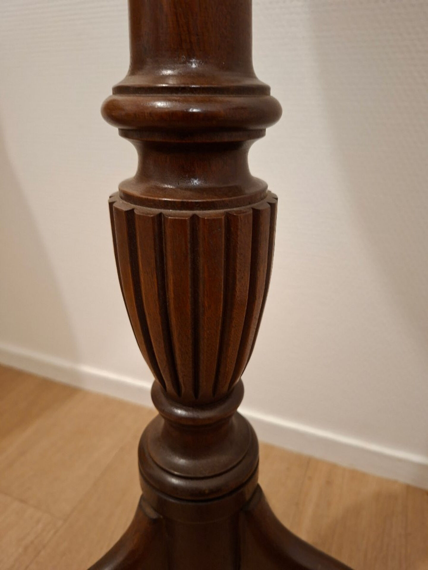 High English guéridon/side table in mahogany.