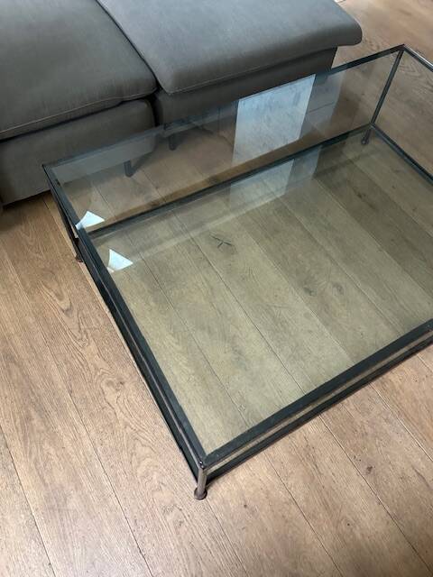 Table basse en verre et métal