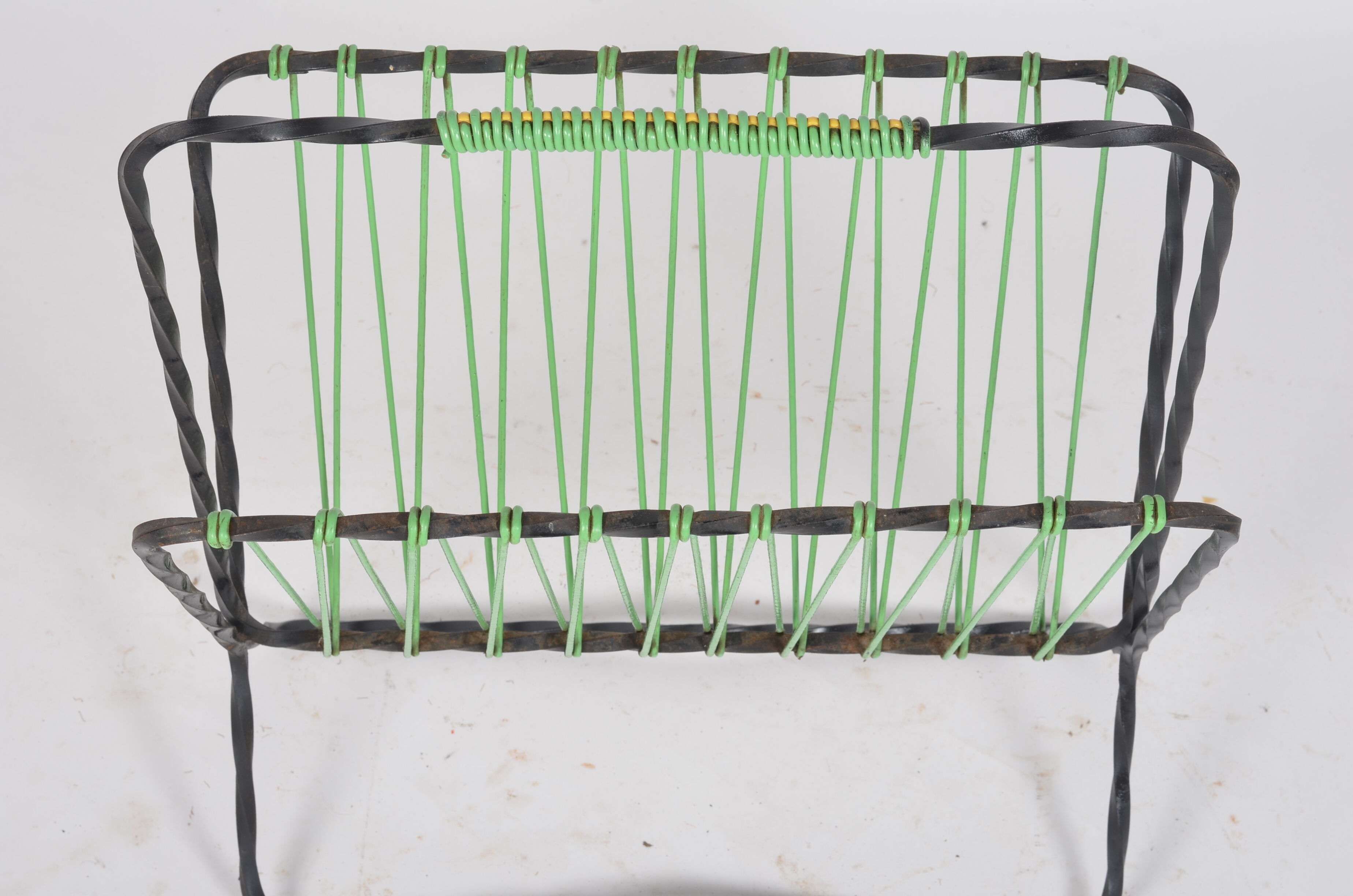 Magazine holder twisted iron and scoubidou