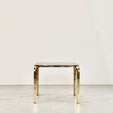 Table basse italienne du milieu du siècle en laiton et verre fumé