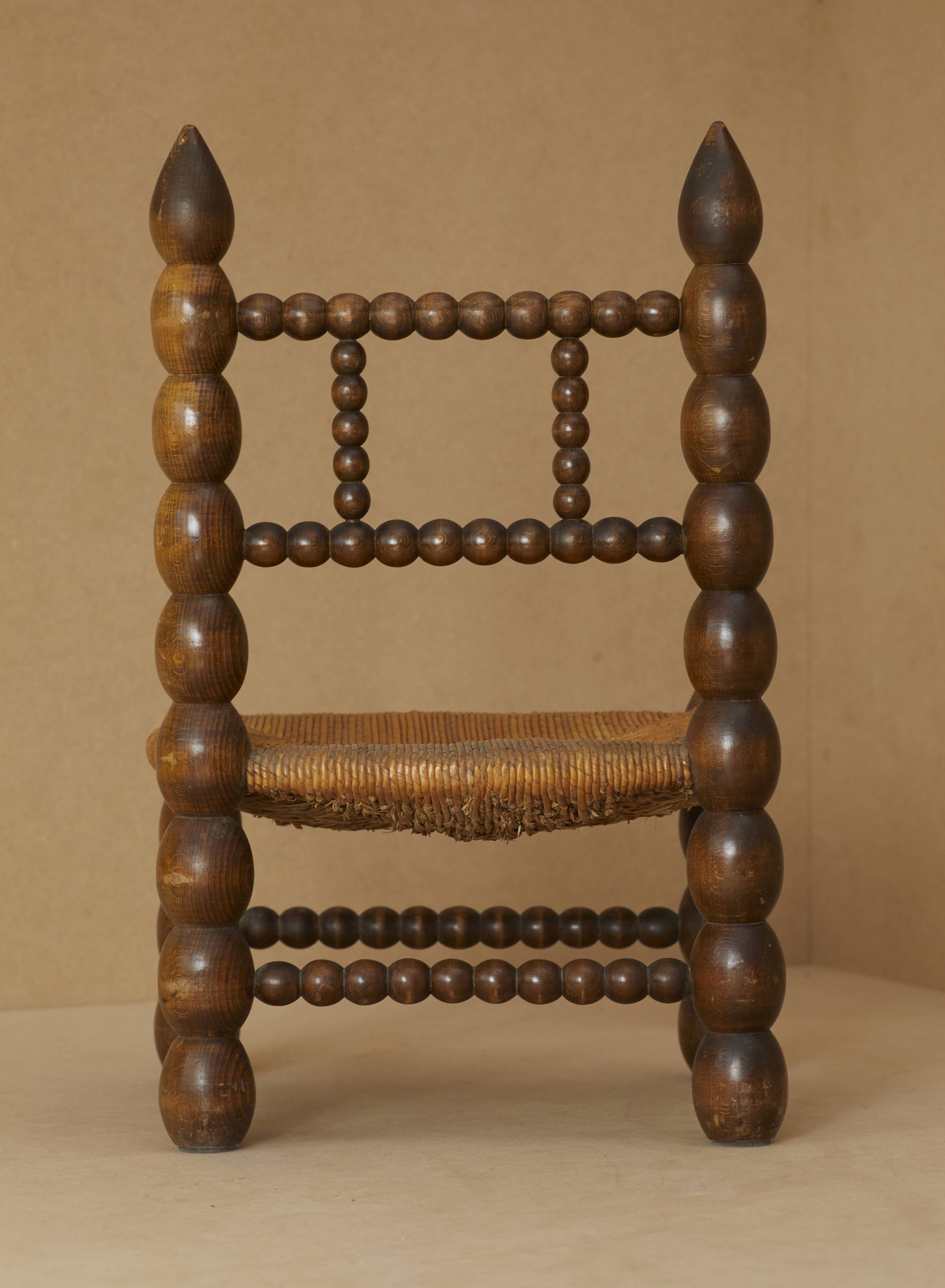 Chaise basse en bois (chêne) et paille circa 1950
