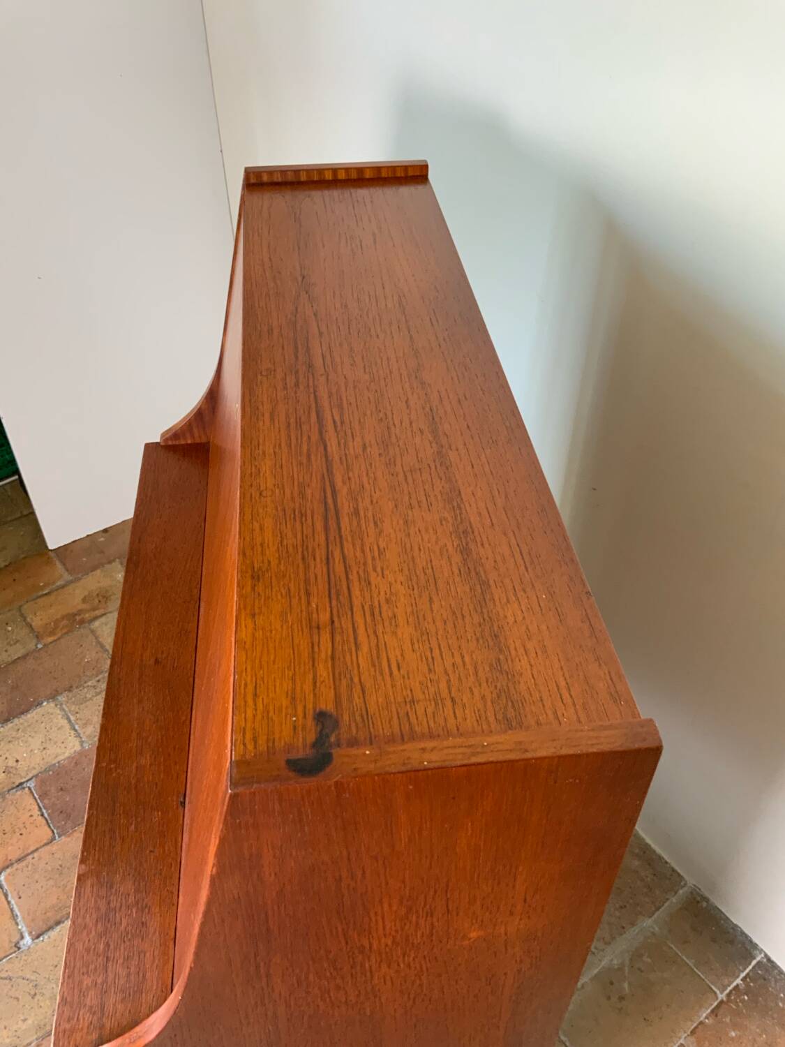 Scandinavian secretary