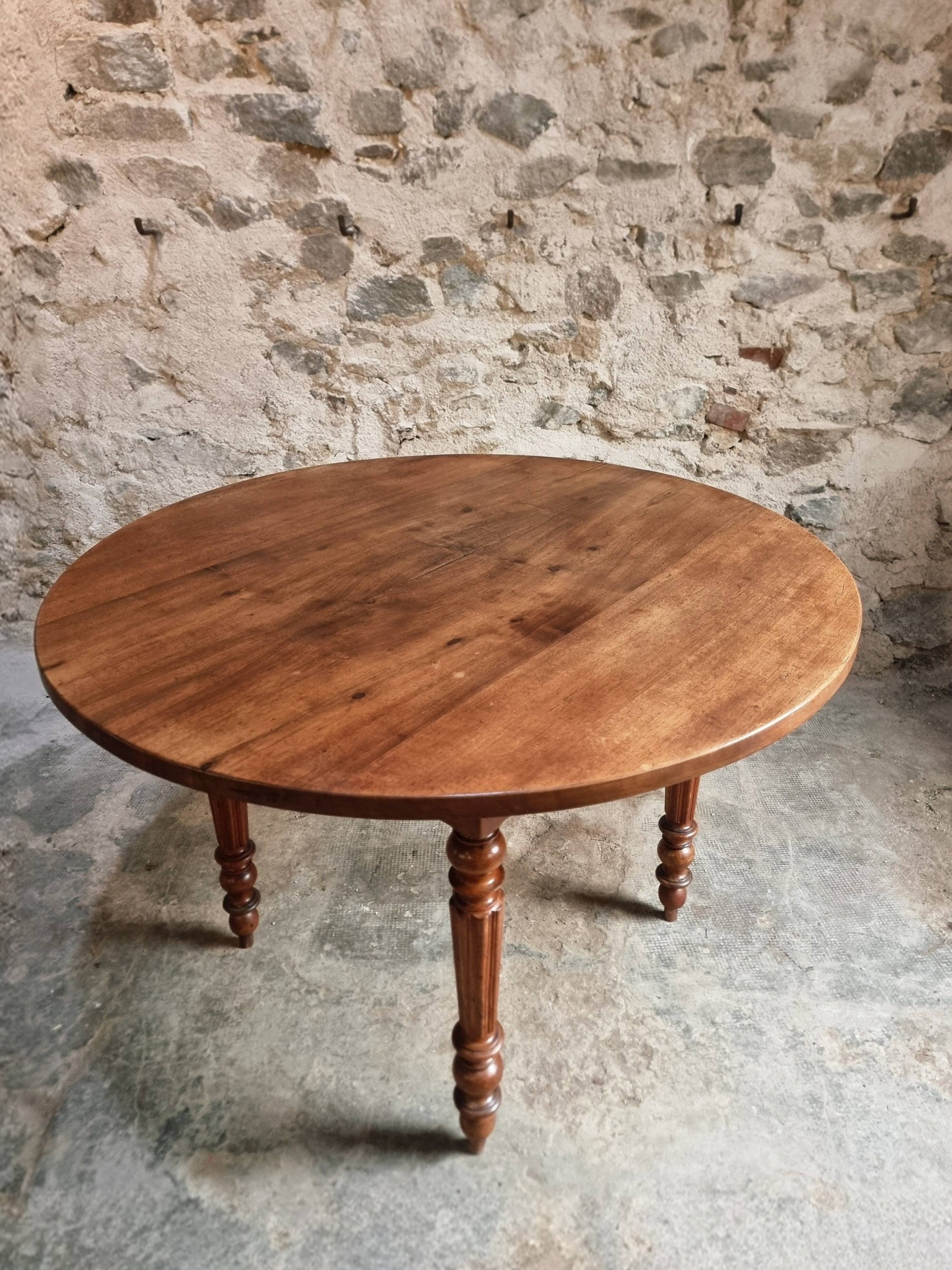 Table à manger ronde française ancienne en noyer, vers 1880–1900
