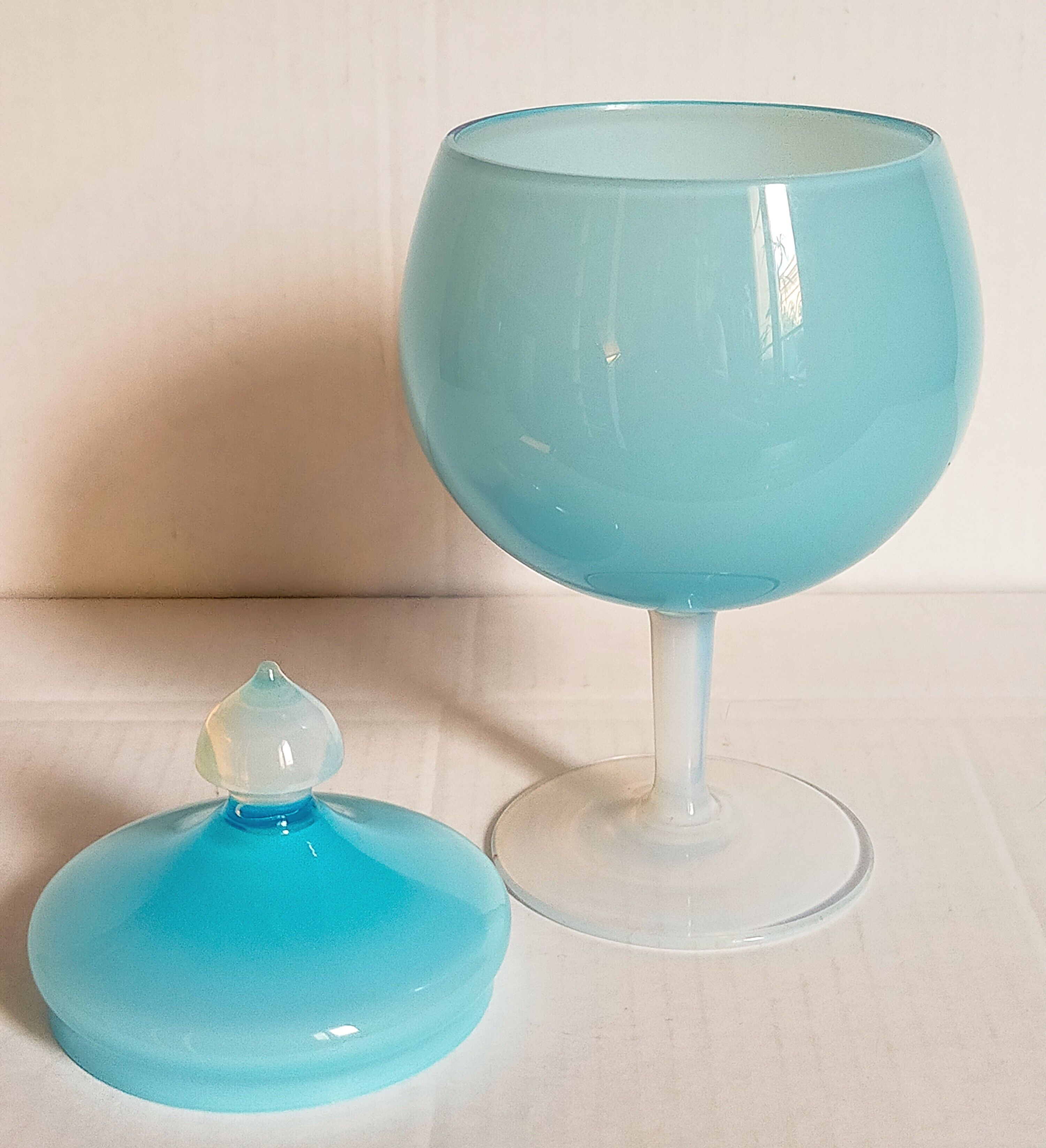Pot couvert sur pied en opaline de foire vintage