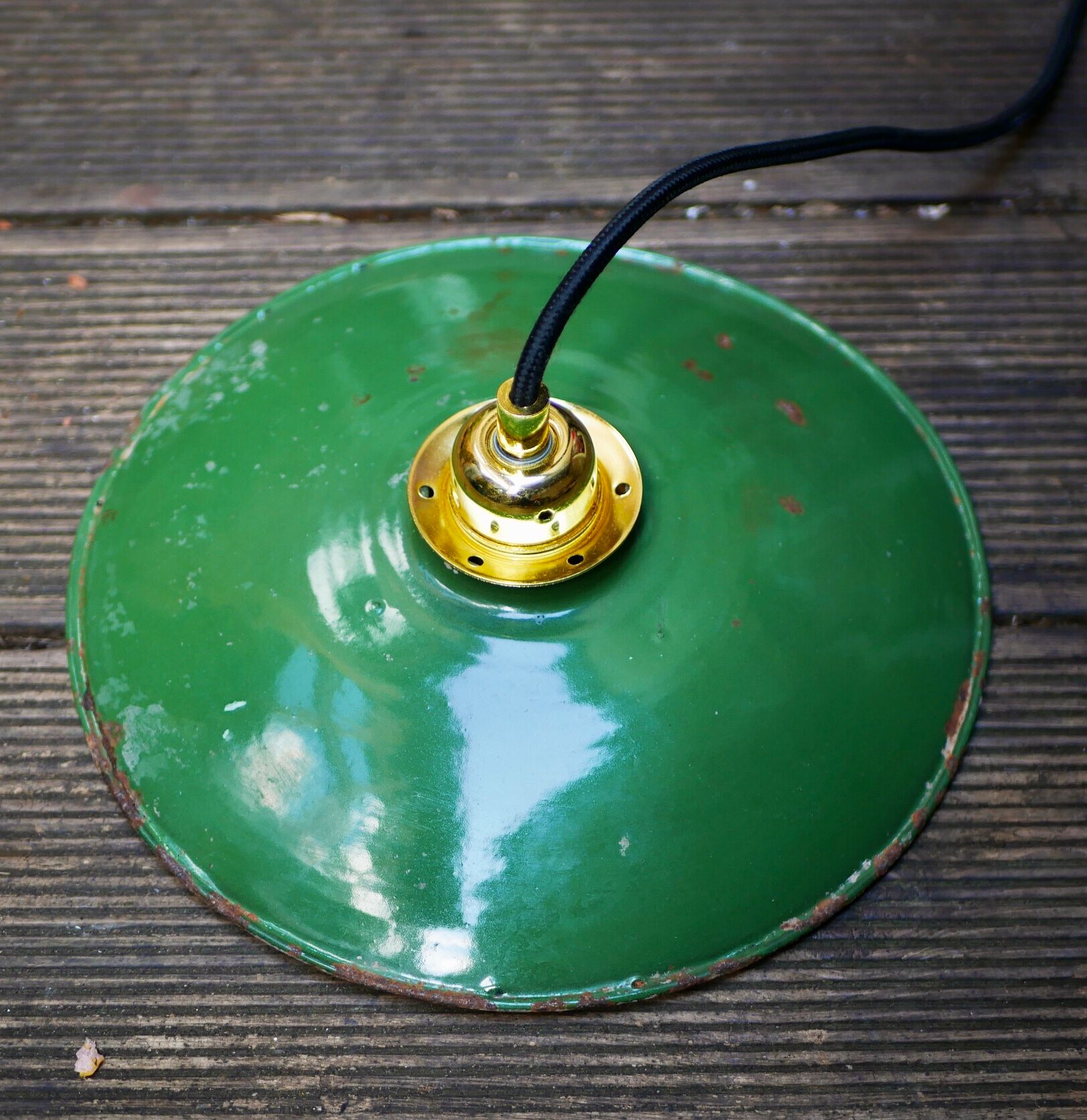 Industrial suspension in green enamelled sheet metal