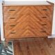 Commode en bois pieds compas