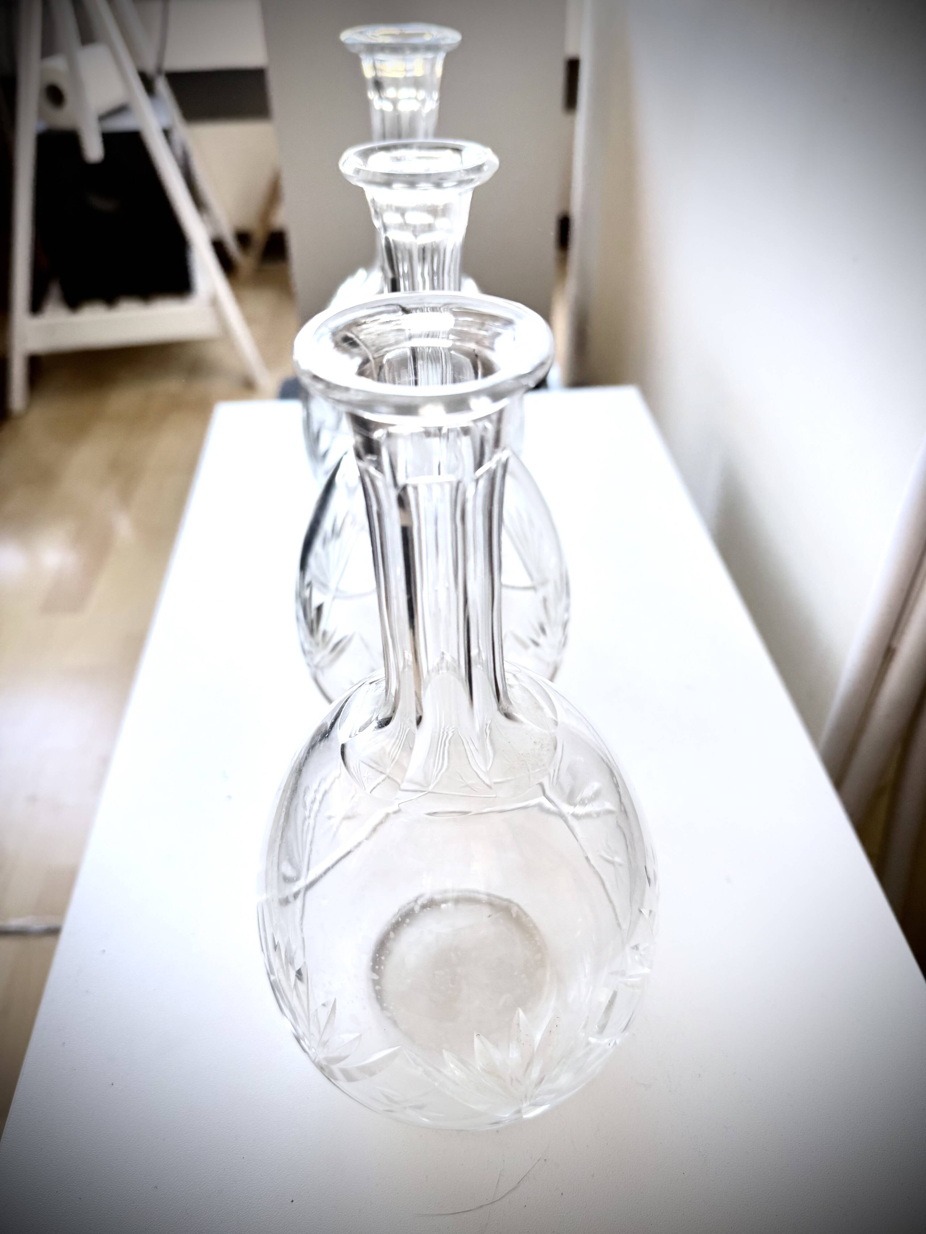 3 carafes en cristal gravé