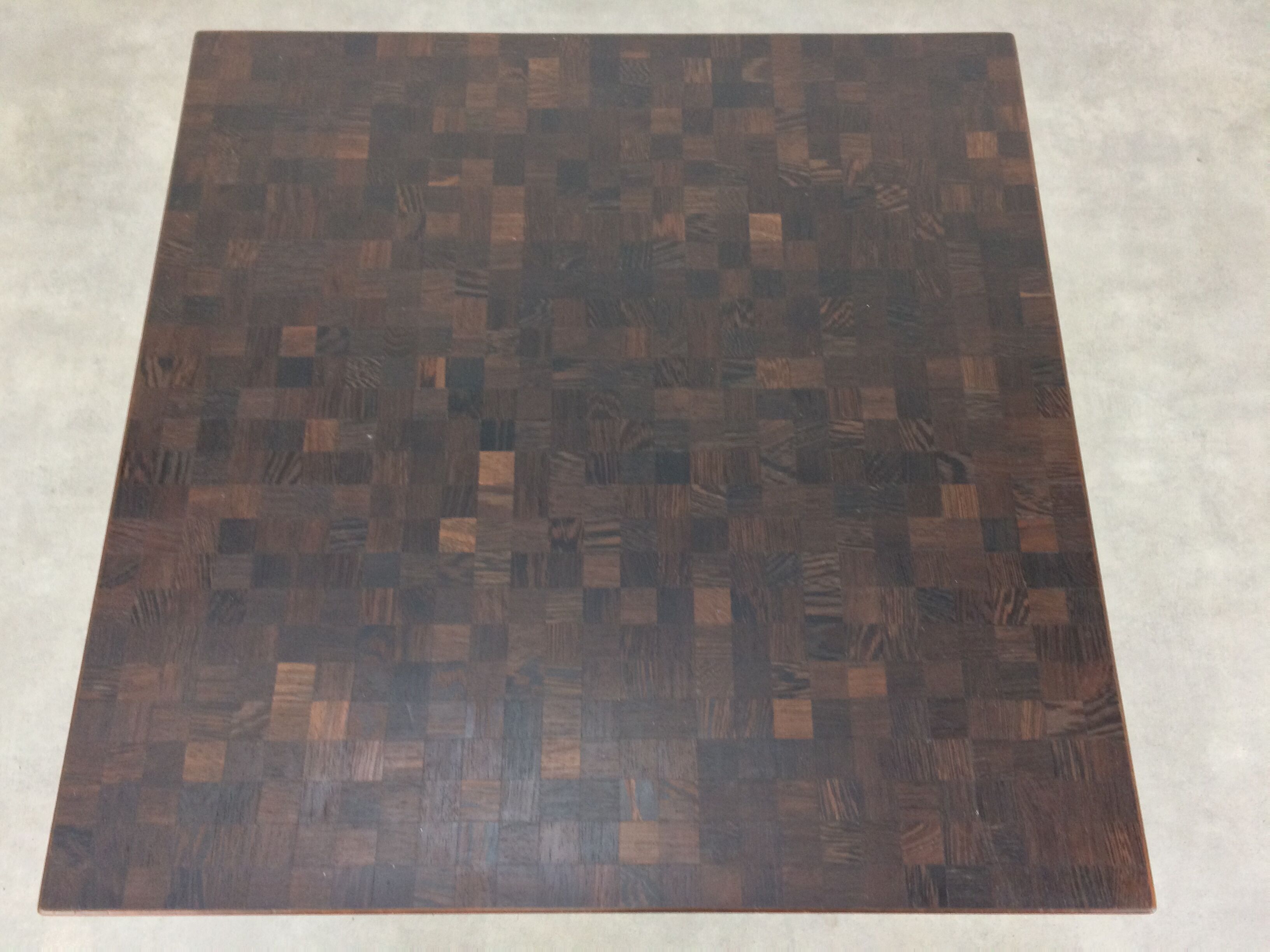 Table basse Dieter Waeckerlin en marqueterie de bois de palmier