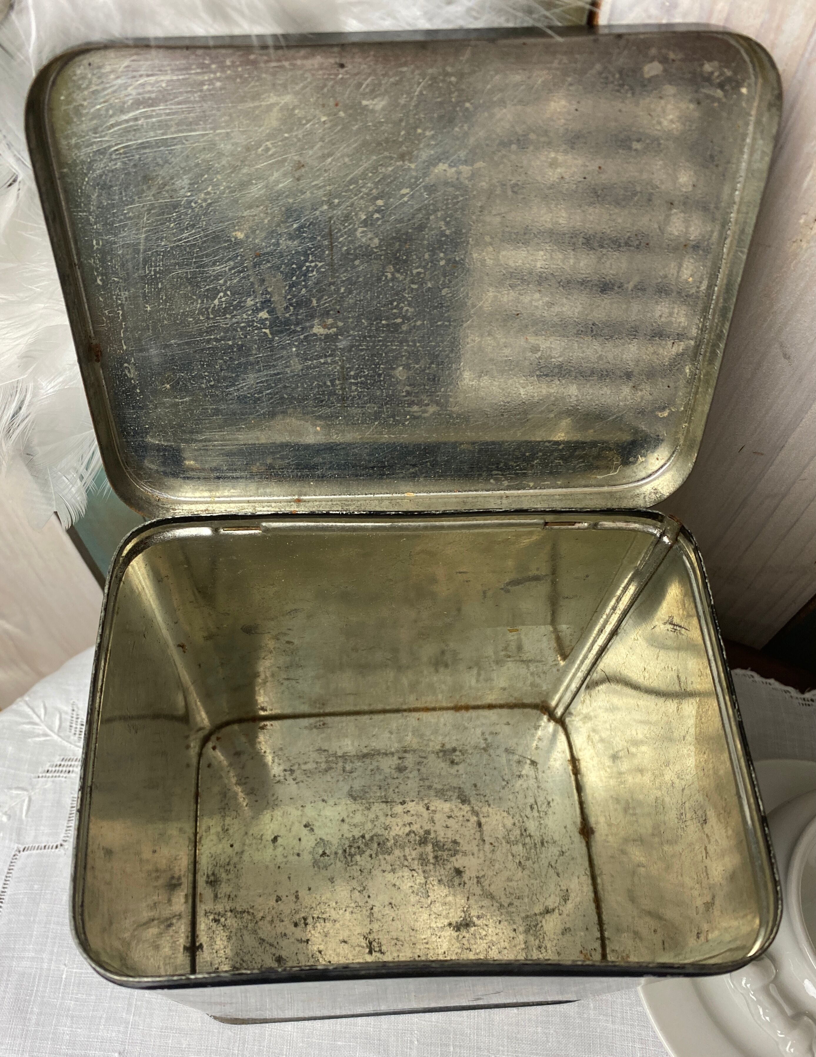 Antique tin box Boehringer vanillin