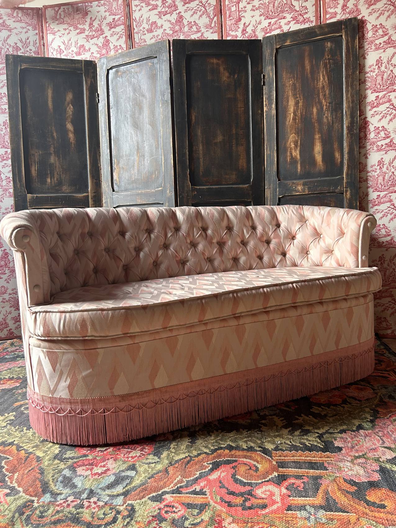 Small vintage 2-seater sofa from the 70s in Hollywood Regency style, satin pink.