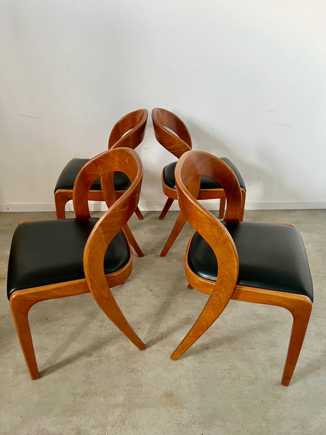 Lot 4 chairs in curved wood and leather design Baumann gondola model 60s vintage