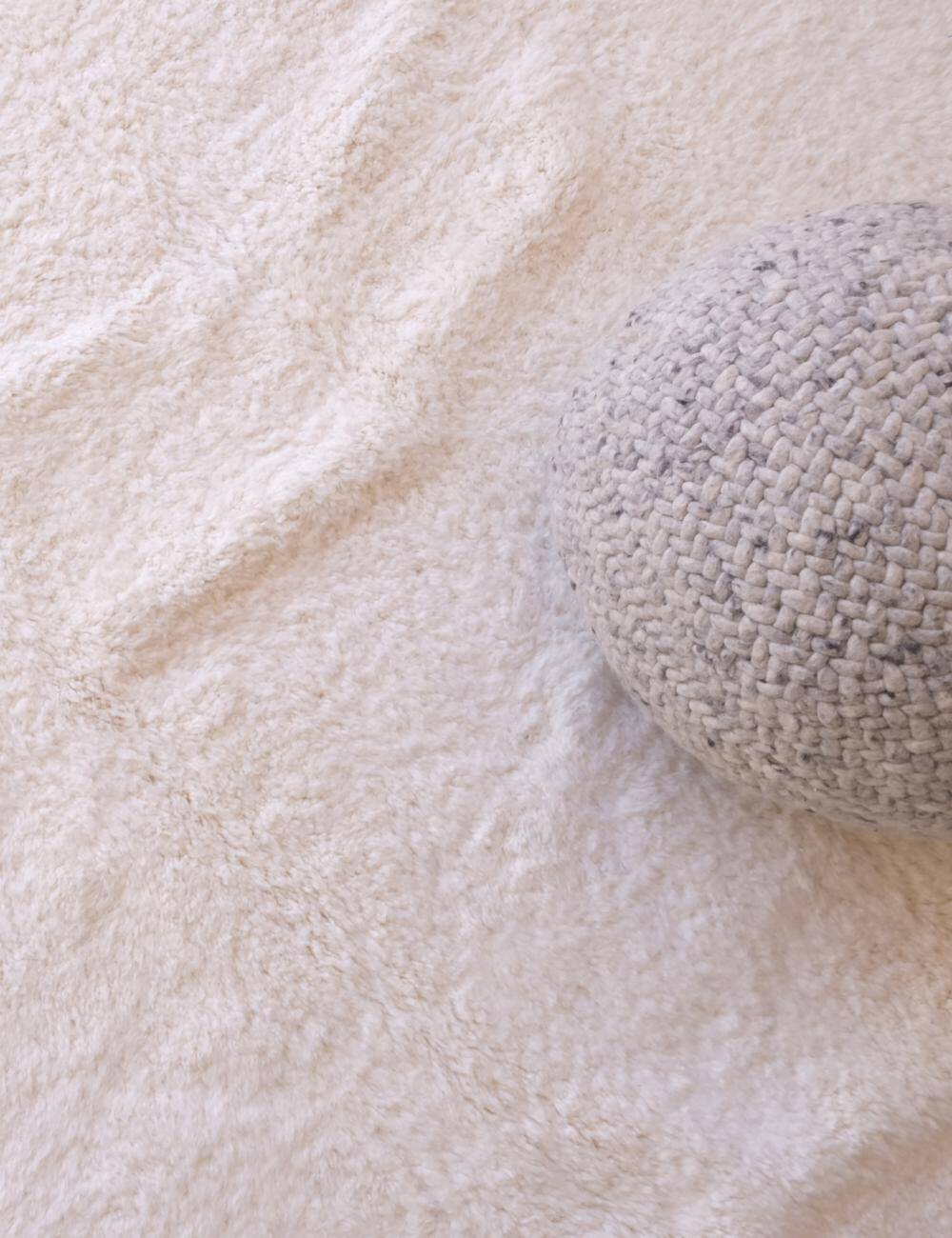 Modern Plain White Rug - 448 x 314 cm