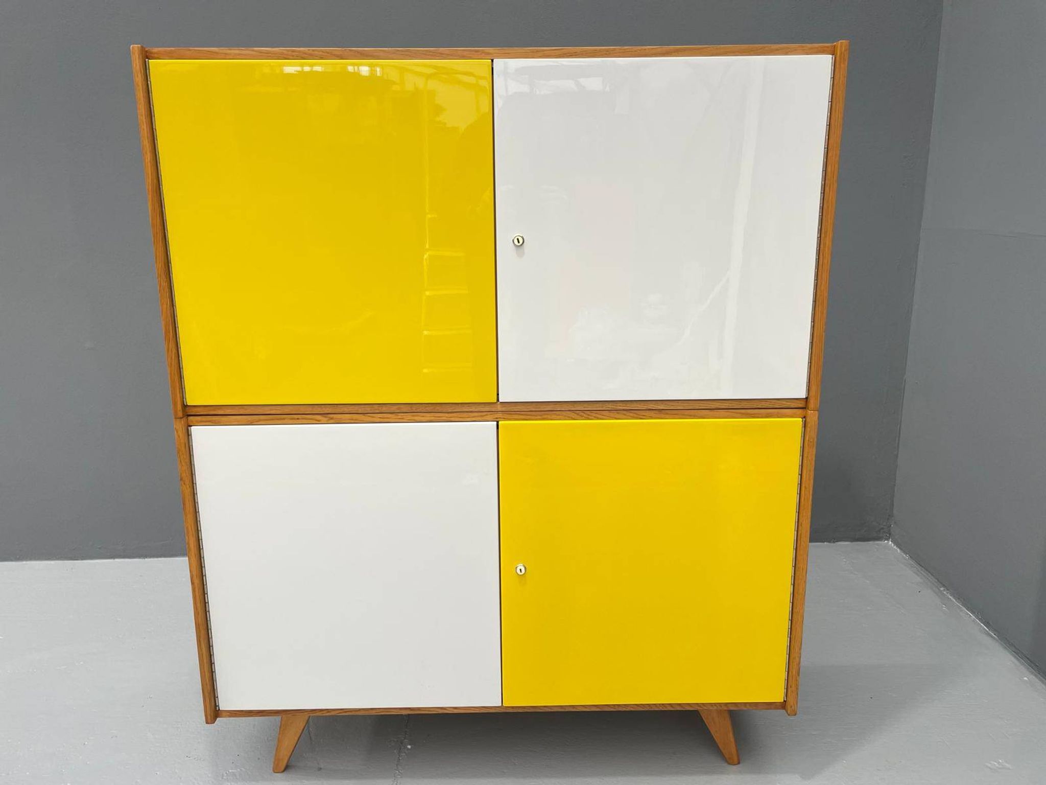 Armoire U-450 en placage de chêne, variante jaune et blanc, Jiří Jiroutek pour Inte
