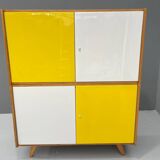 Armoire U-450 en placage de chêne, variante jaune et blanc, Jiří Jiroutek pour Inte