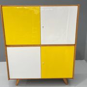 Armoire U-450 en placage de chêne, variante jaune et blanc, Jiří Jiroutek pour Inte