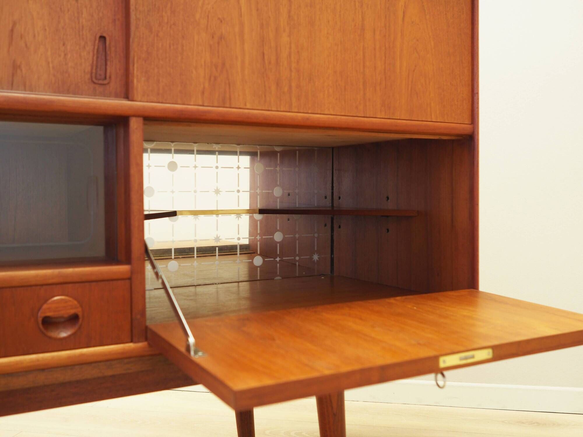 Buffet haut en teck, design danois, années 1970, production : Danemark